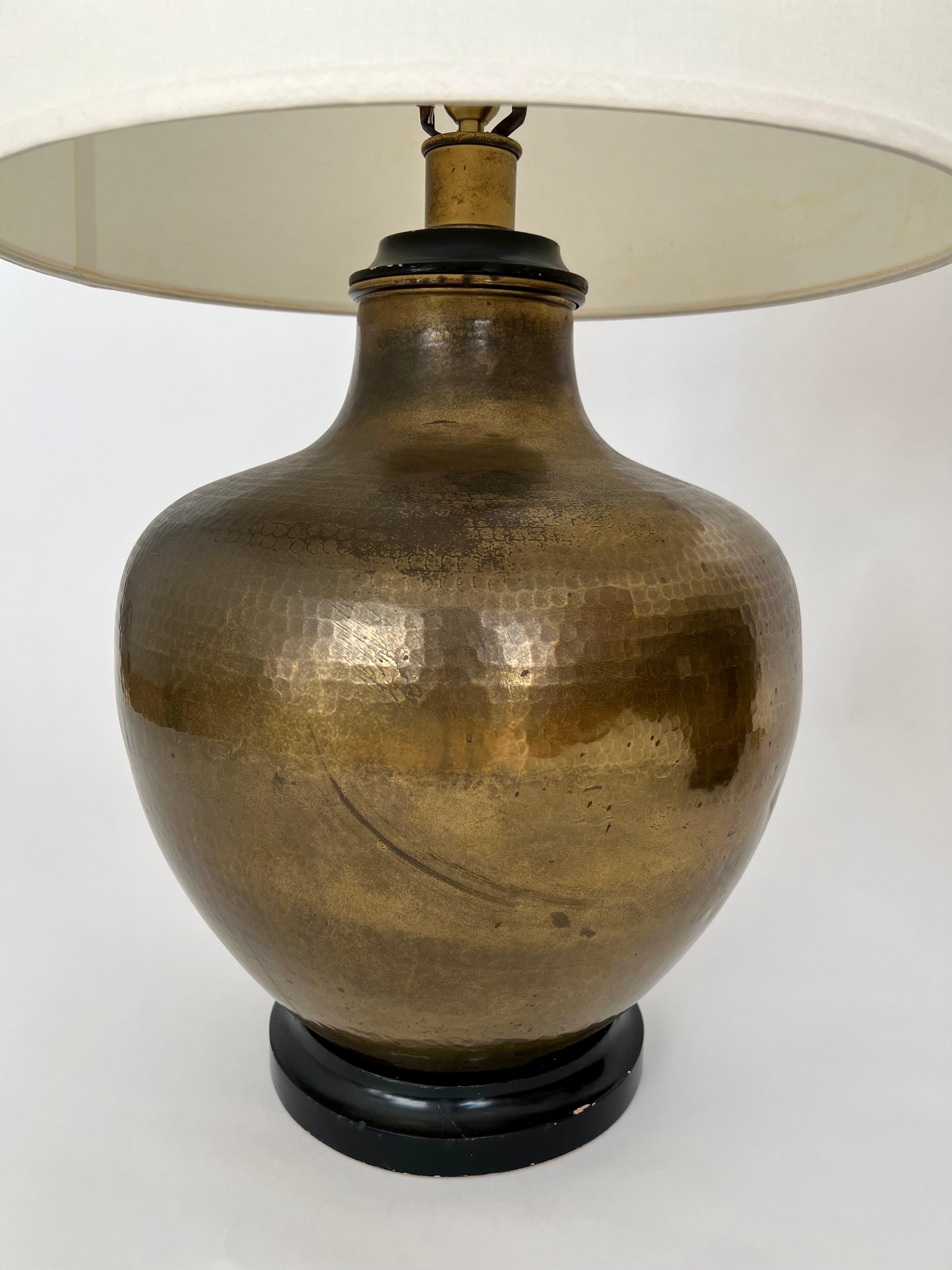 Laiton Paire de lampes de table vintage Paul Hanson en laiton Hammer, circa 1970 en vente