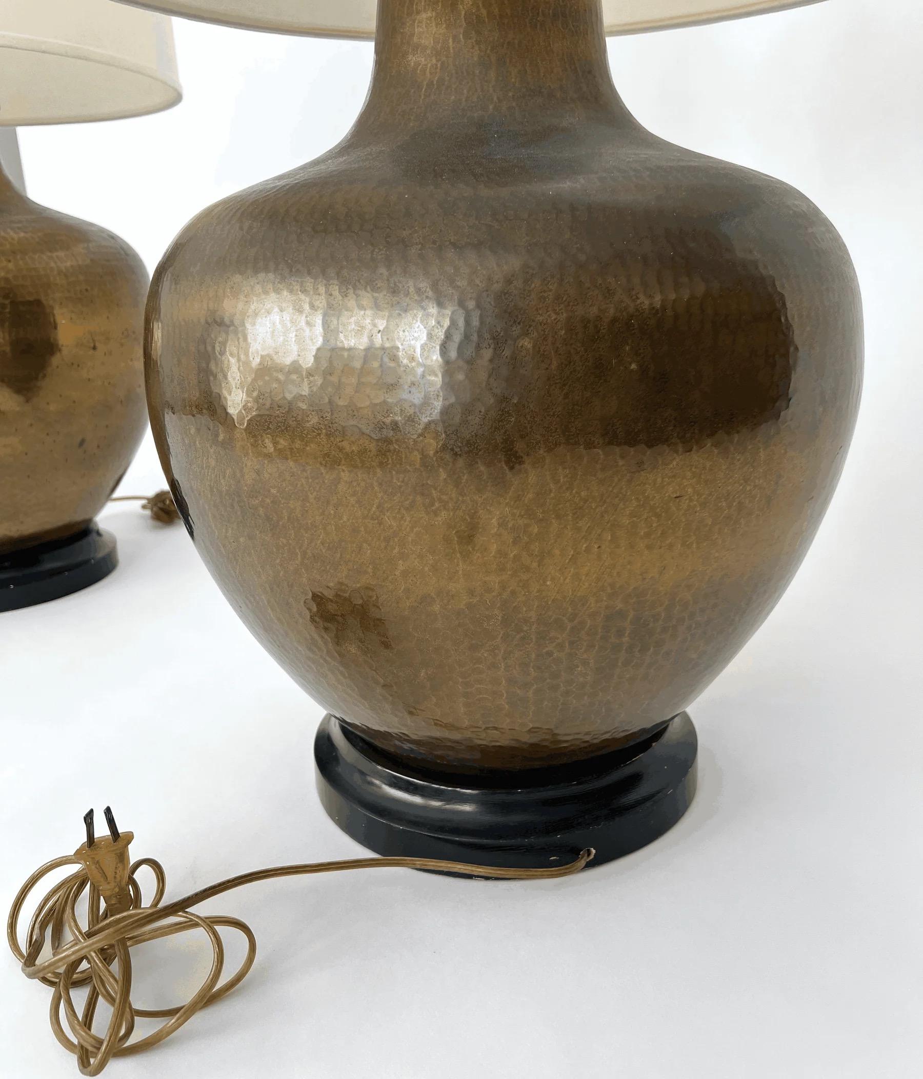 Fin du 20e siècle Paire de lampes de table vintage Paul Hanson en laiton Hammer, circa 1970 en vente