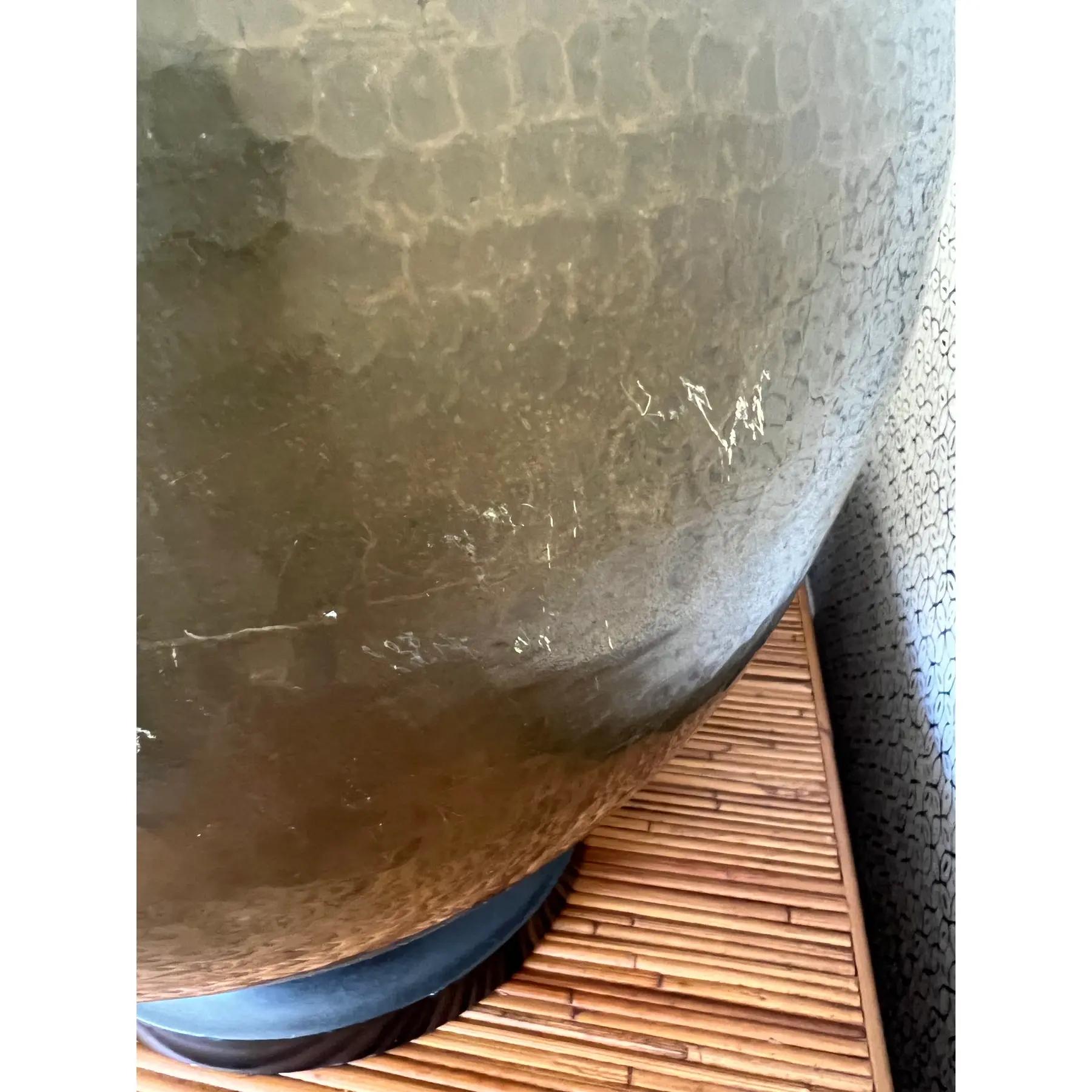 Paire de lampes de table vintage Paul Hanson en laiton Hammer, circa 1970 en vente 3