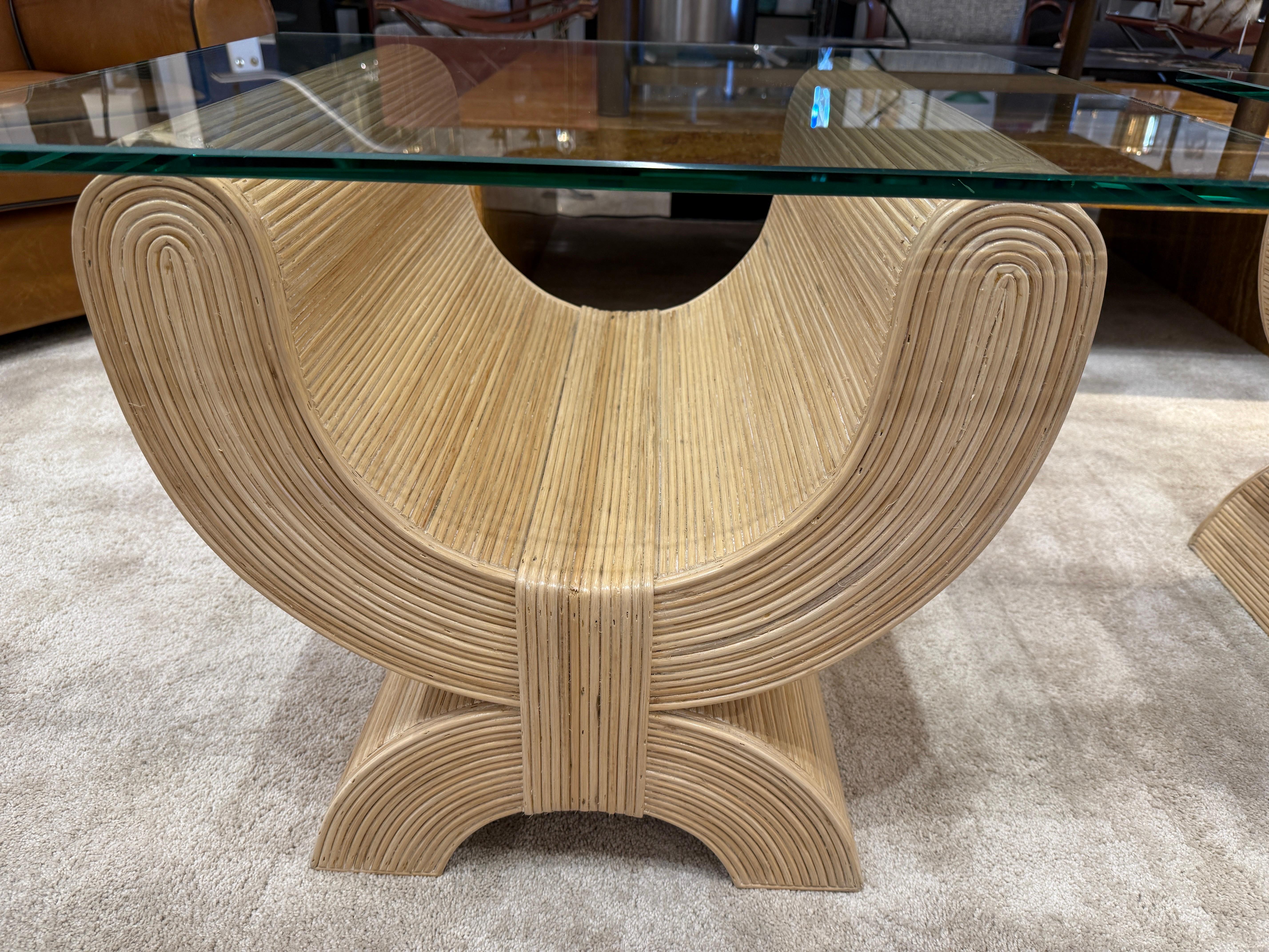 Queste basi in bambù a canne spaccate degli anni '80, nel design di Emperors Seat, hanno nuovi piani in vetro smussato e una colorazione naturale con un'usura minima.  Ottimi dettagli e molto funzionali.