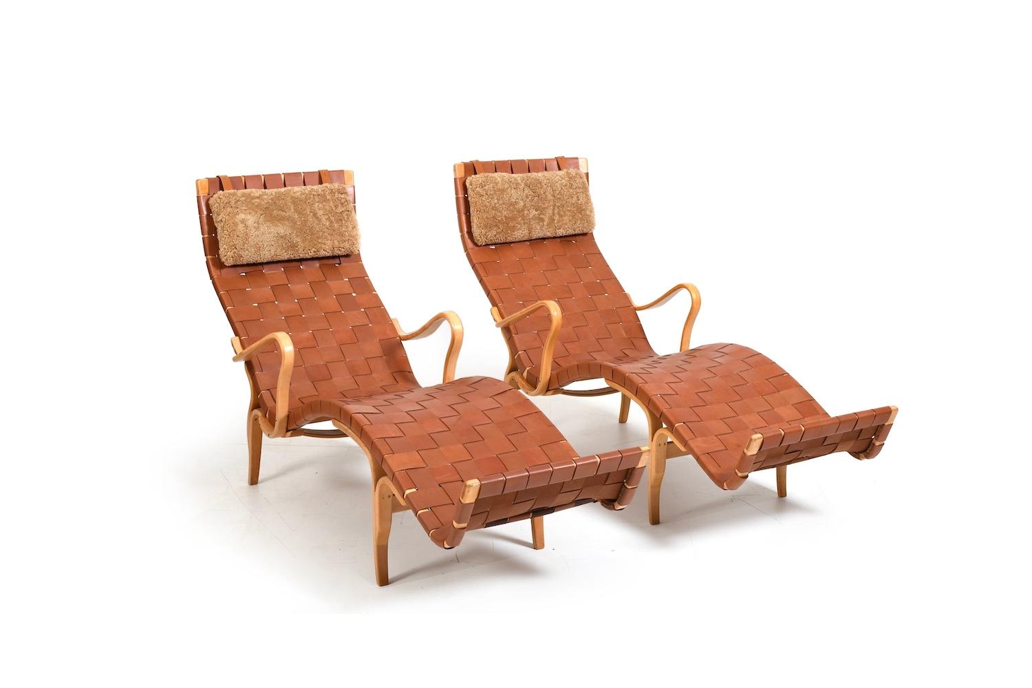 Coppia di chaiselongue Pernilla 3 di Bruno Mathsson per Karl Mathsson, Svezia, 1945. In faggio laminato e sottopancia marrone pregiato. Abbiamo fatto rivestire questi salotti in pelle dal nostro tappezziere professionista in Danimarca, sulla base