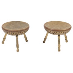 Pareja de taburetes persas vintage con tres patas y pie de latón con motivos florales