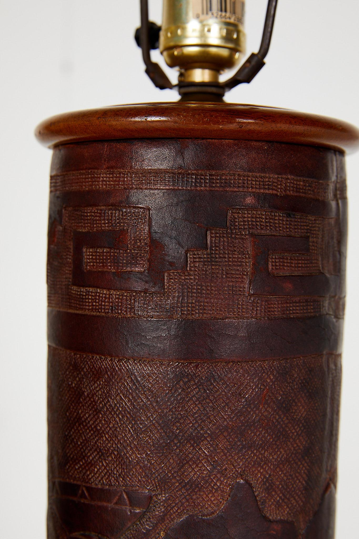 Pareja de Lámparas Vintage de Cuero Peruano con Adornos de Llama y Llave Griega en venta 4