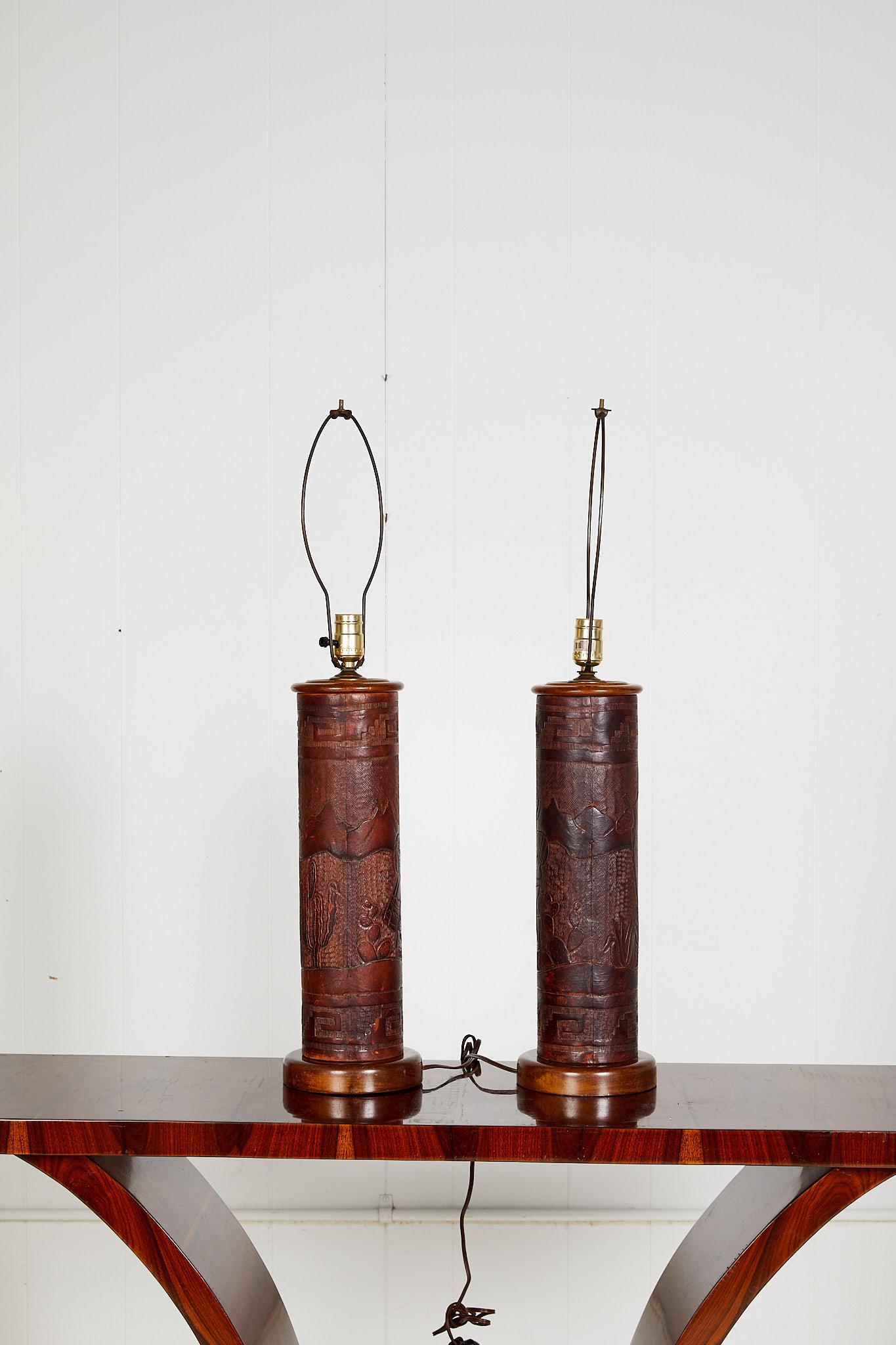 Pareja de Lámparas Vintage de Cuero Peruano con Adornos de Llama y Llave Griega Colonial español en venta