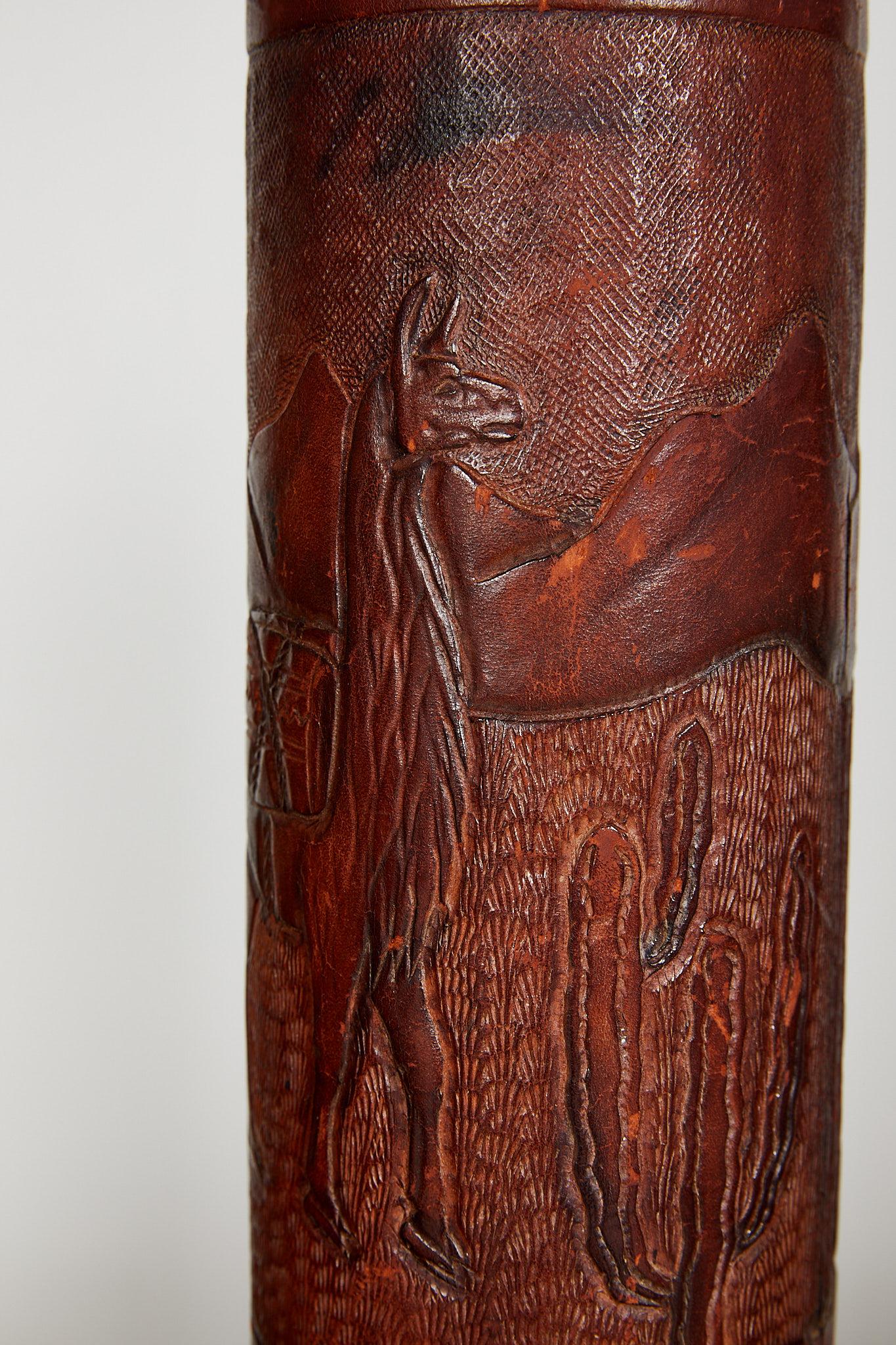 Pareja de Lámparas Vintage de Cuero Peruano con Adornos de Llama y Llave Griega en Bueno estado para la venta en Atlanta, GA
