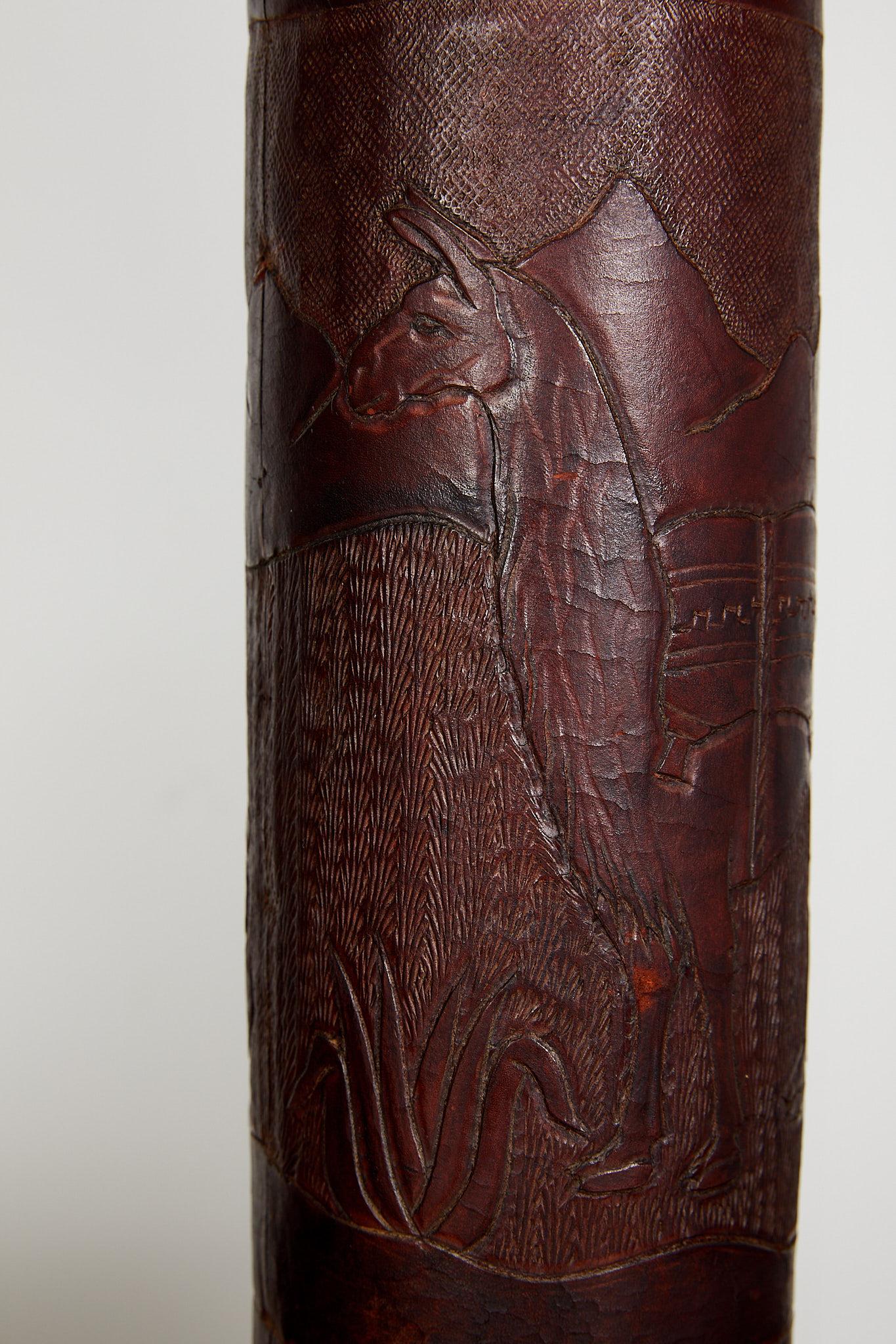 Pareja de Lámparas Vintage de Cuero Peruano con Adornos de Llama y Llave Griega siglo XX en venta