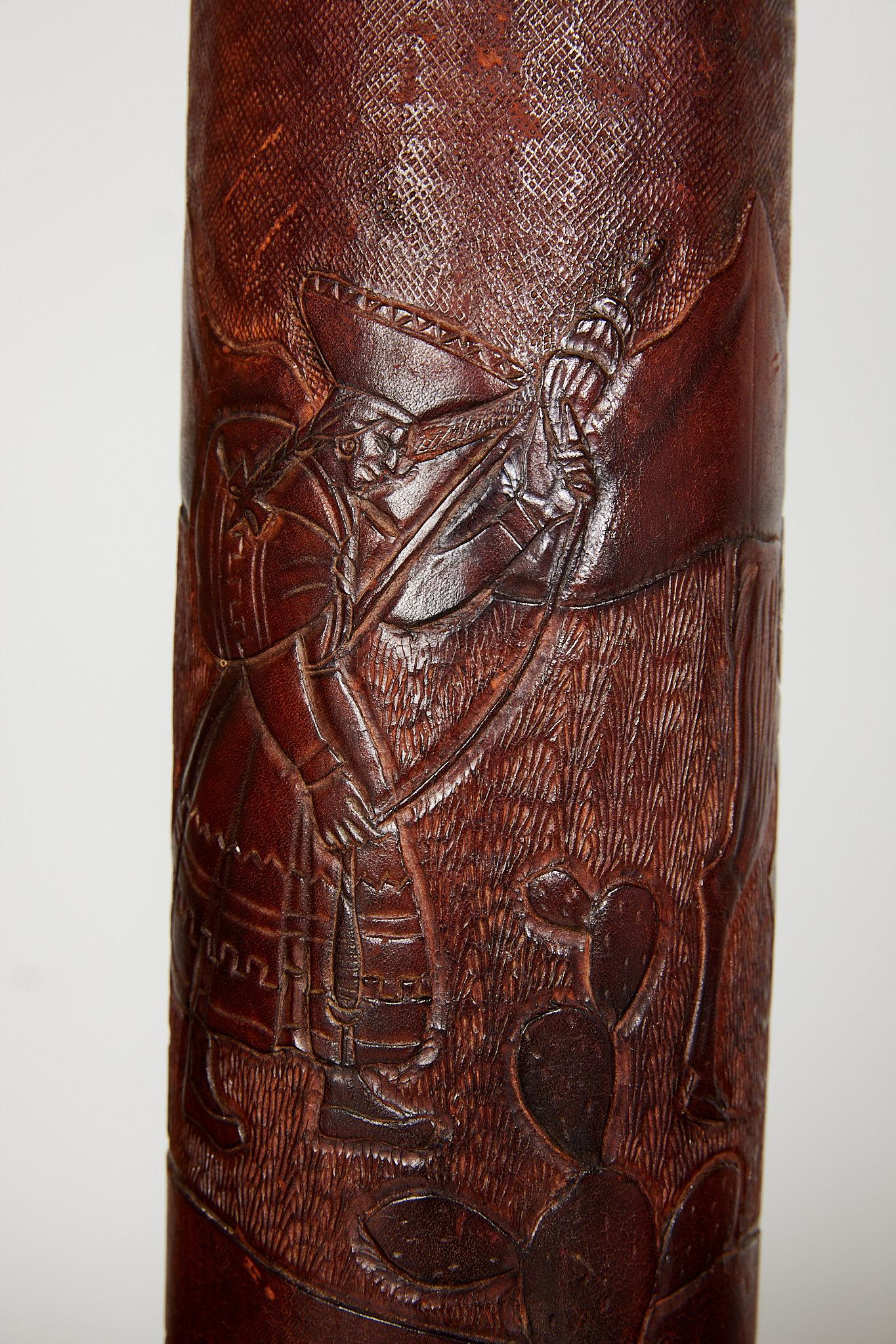 Pareja de Lámparas Vintage de Cuero Peruano con Adornos de Llama y Llave Griega en venta 3