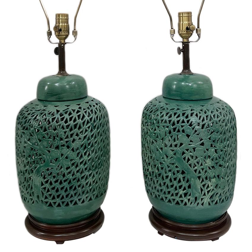 Zwei chinesische Porzellan-Tischlampen mit durchbrochenem Laubmotiv, circa 1950er Jahre.

Abmessungen:
Höhe des Körpers: 17