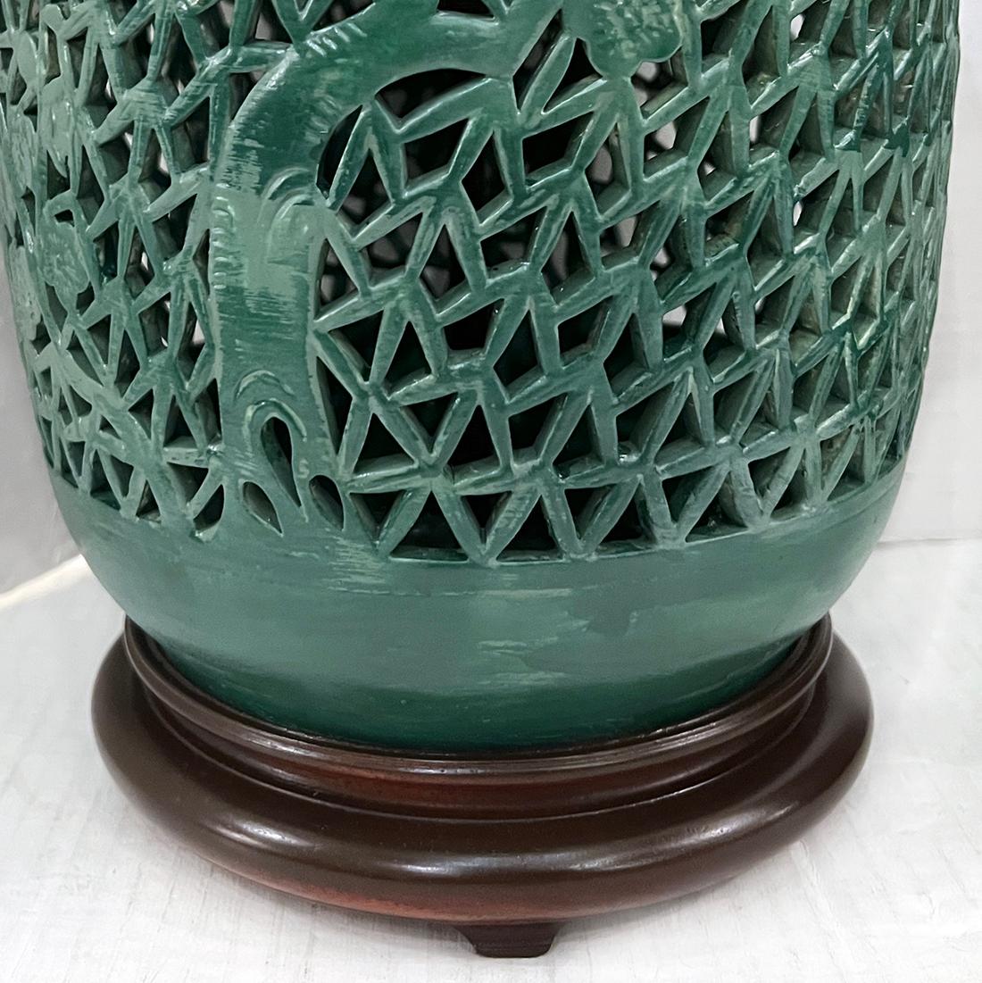 Paar Vintage-Lampen aus durchbrochenem Porzellan (Mitte des 20. Jahrhunderts) im Angebot