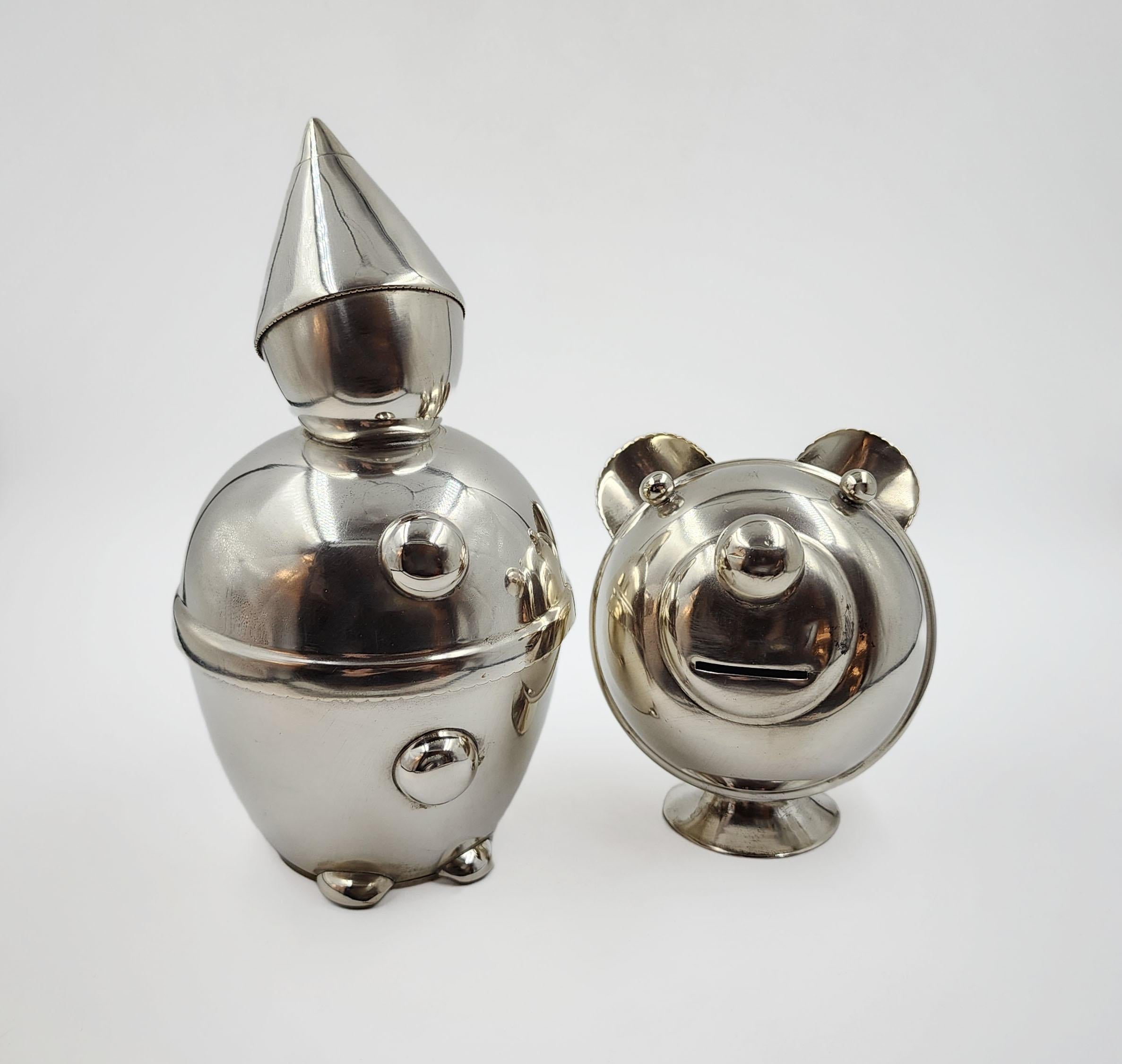 Coppia di salvadanai vintage, Germania, anni '50-'70
Un'affascinante coppia di salvadanai della metà del XX secolo, realizzati in bronzo placcato in platino e prodotti in Germania tra il 1950 e il 1970. Ogni pezzo presenta un giocoso design