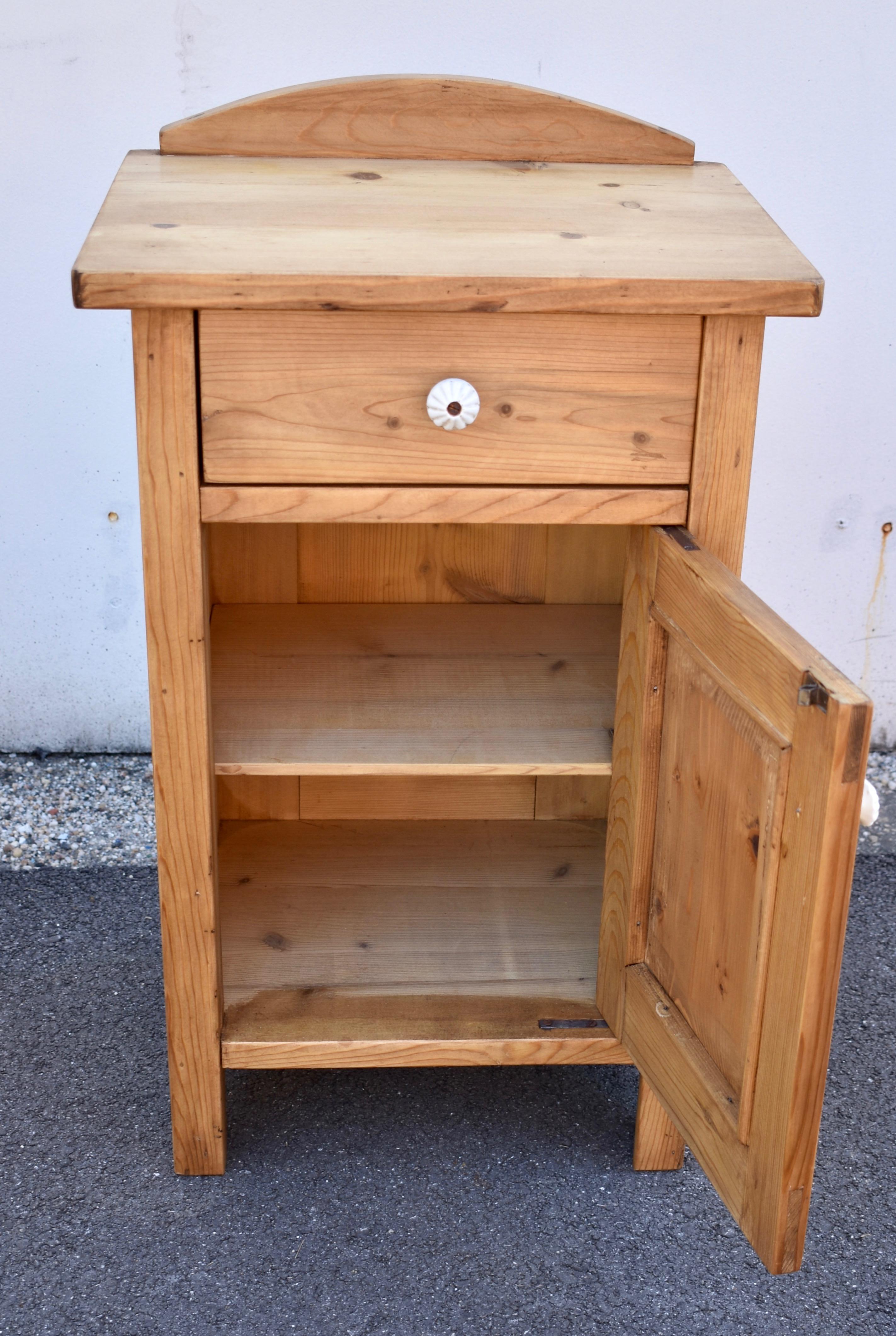 Pair of Vintage Pine Nightstands with One Door and One Drawer For Sale 5