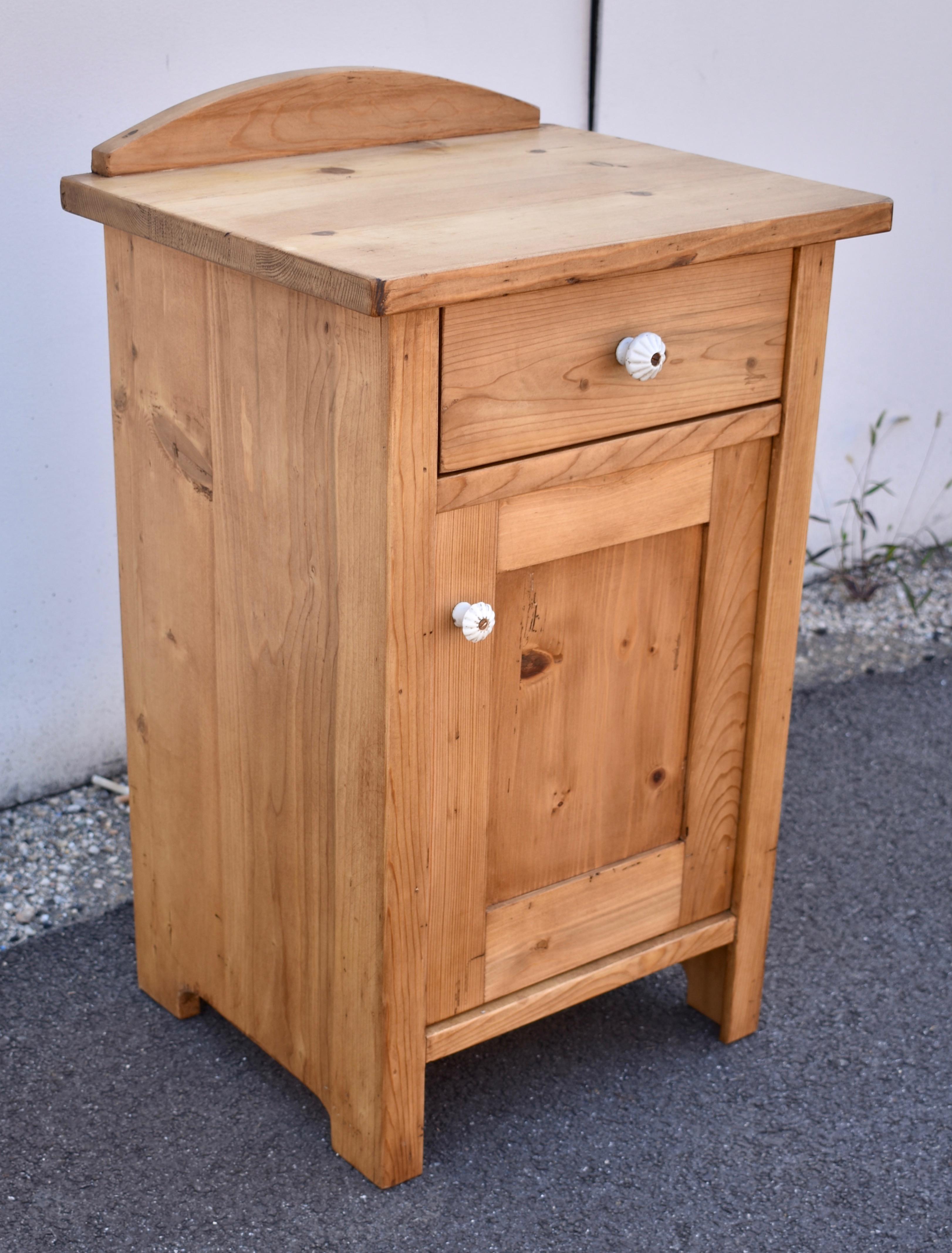 Country Pair of Vintage Pine Nightstands with One Door and One Drawer For Sale