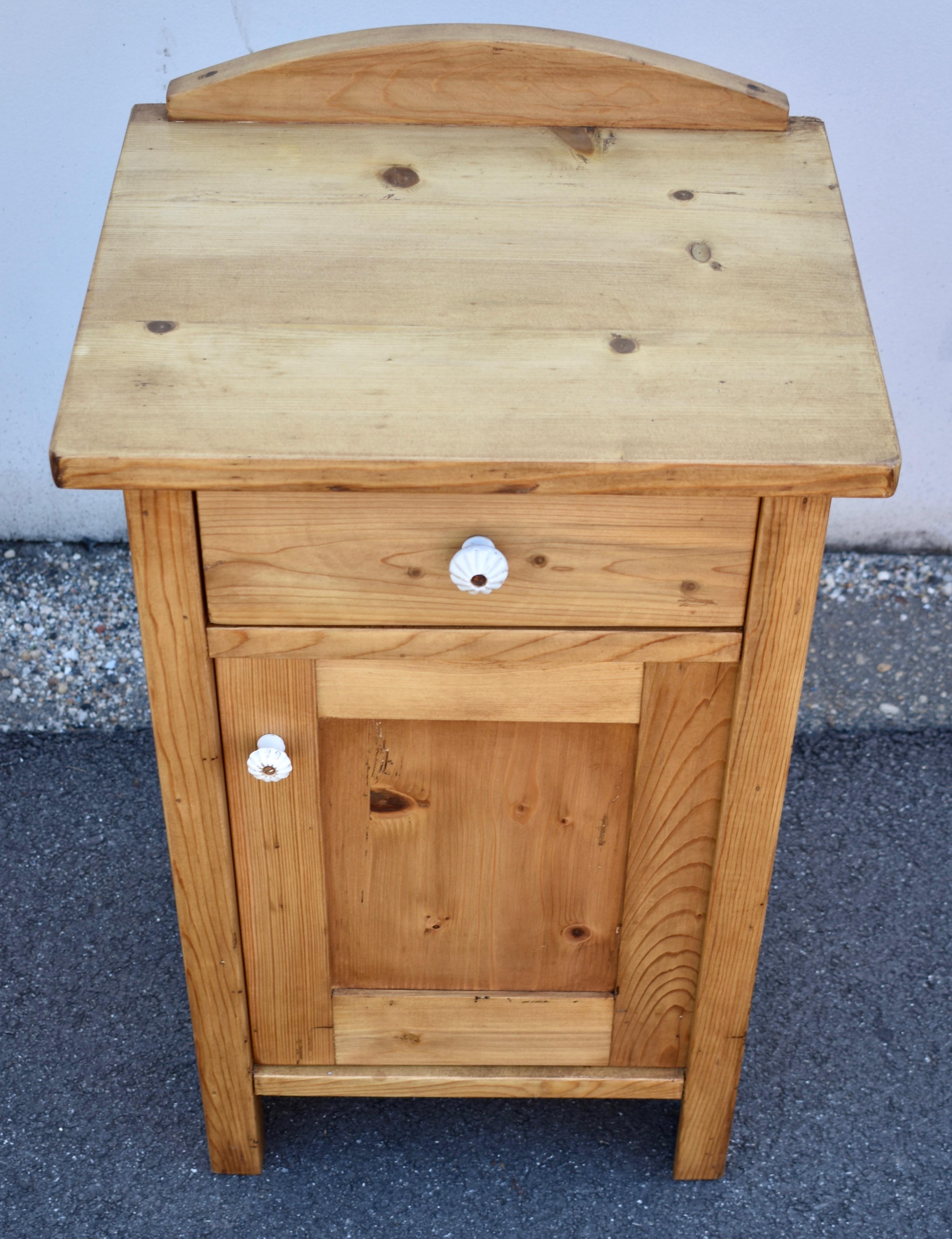 Pair of Vintage Pine Nightstands with One Door and One Drawer In Good Condition For Sale In Baltimore, MD