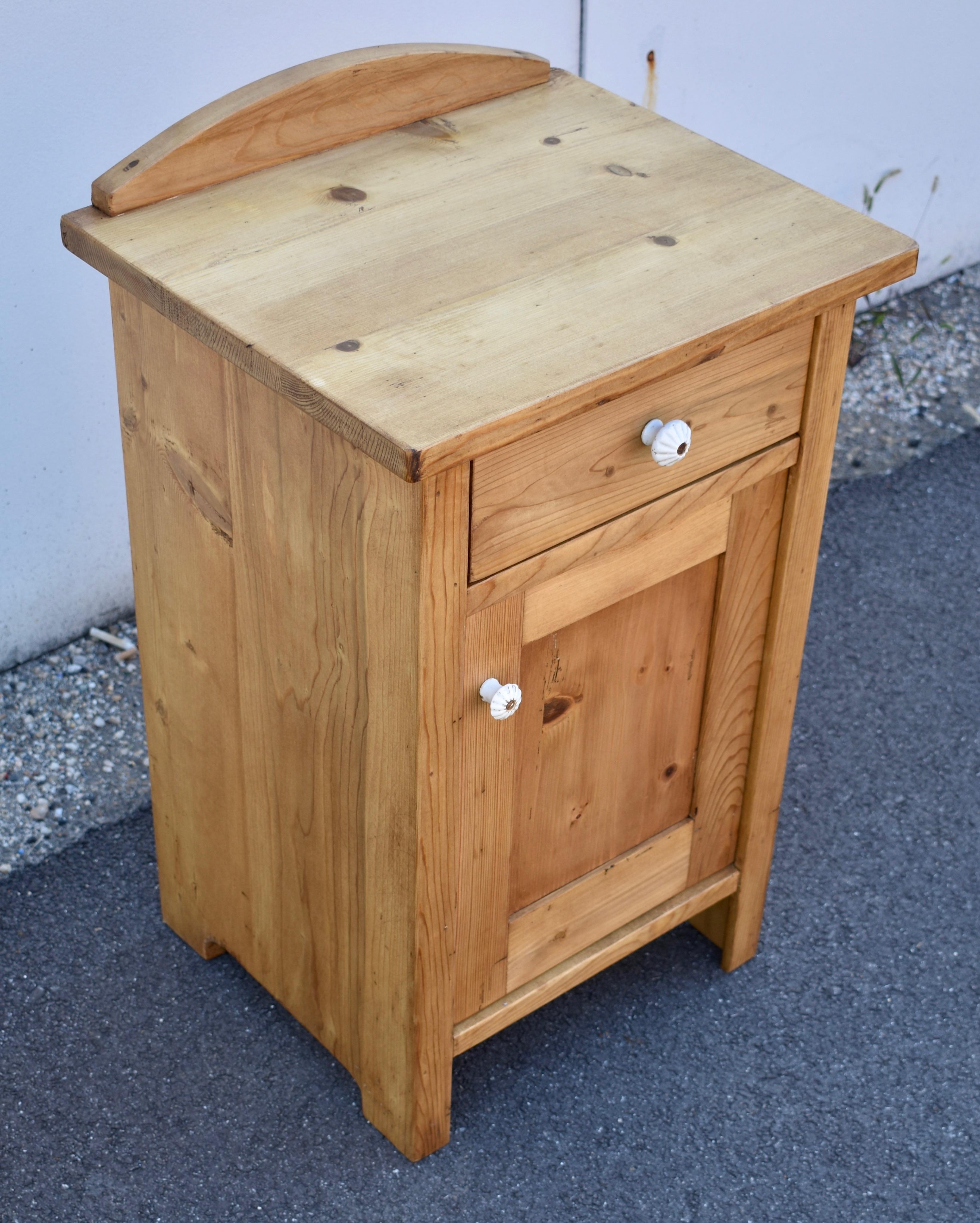 20th Century Pair of Vintage Pine Nightstands with One Door and One Drawer For Sale