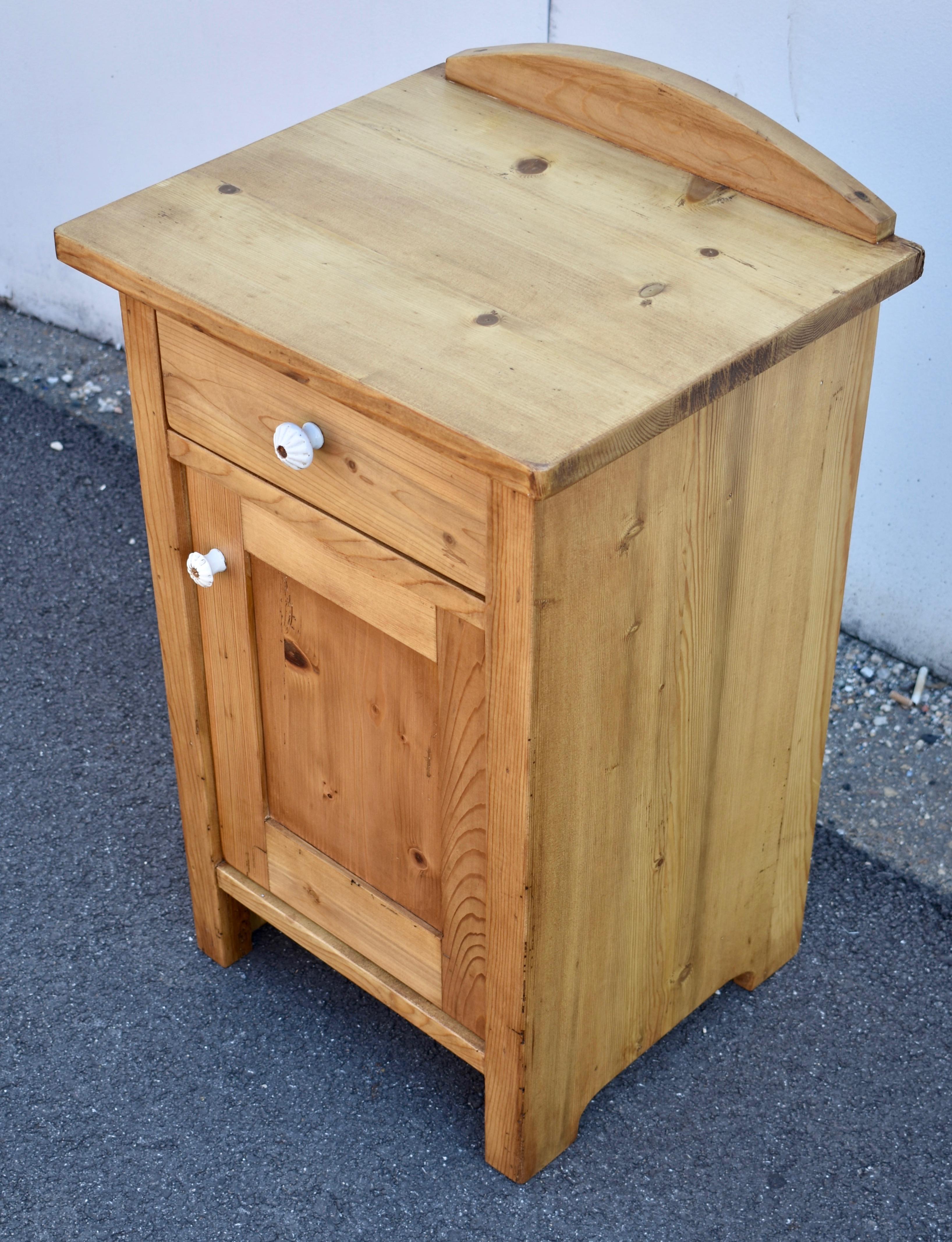 Pair of Vintage Pine Nightstands with One Door and One Drawer For Sale 1