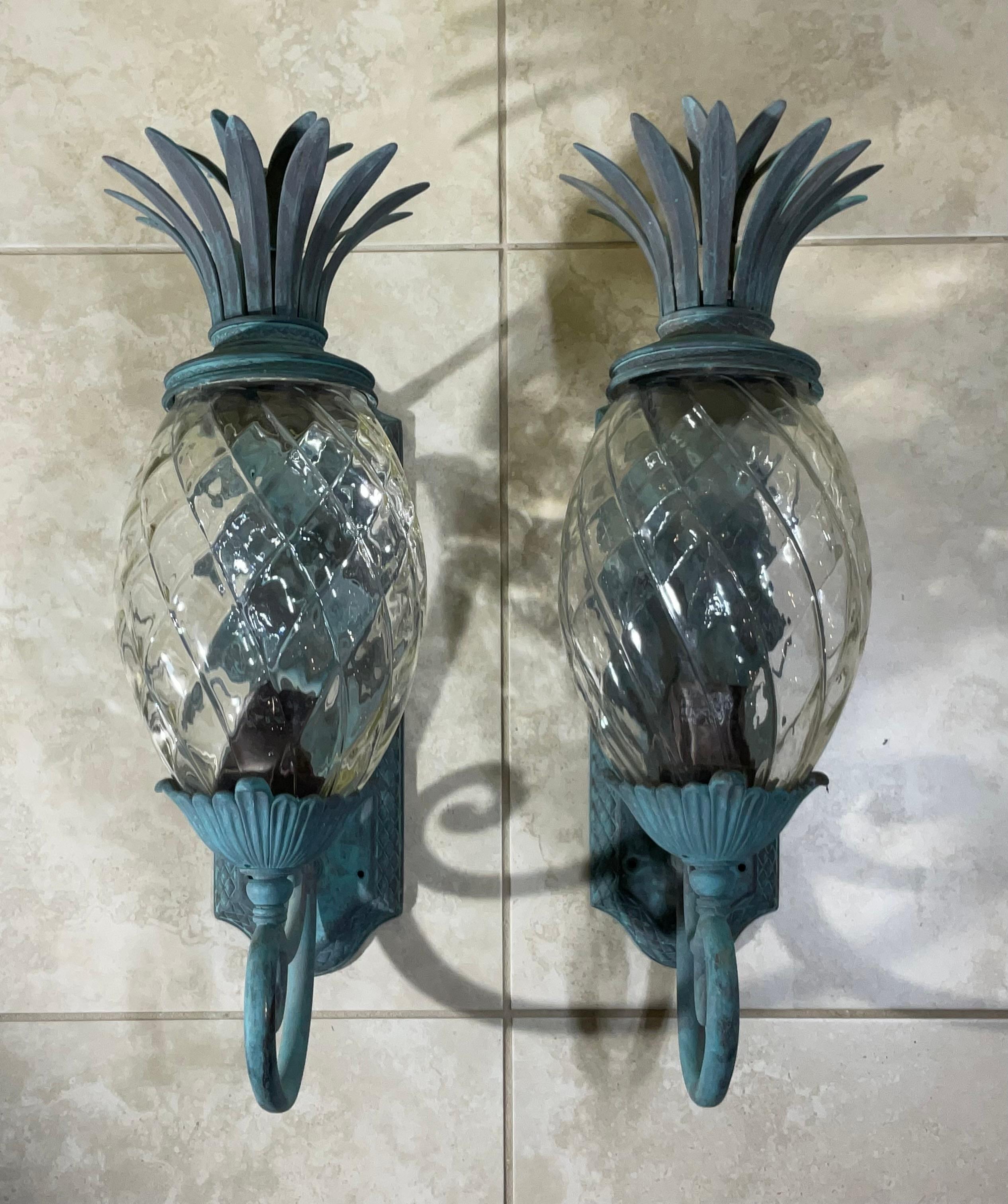 
Eleva l'arredamento della tua casa con queste splendide applique vintage a forma di ananas. Realizzate in bronzo e ottone di alta qualità, queste applique presentano dettagli intricati e un design senza tempo. Il motivo dell'ananas aggiunge un