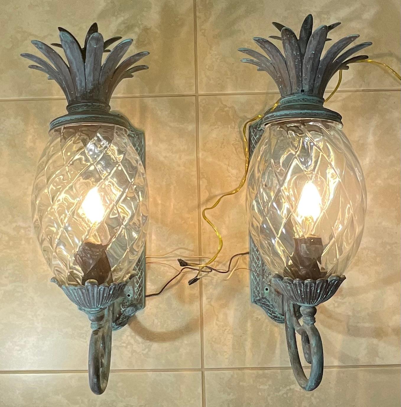 
Eleva l'arredamento della tua casa con queste splendide applique vintage a forma di ananas. Realizzate in bronzo e ottone di alta qualità, queste applique presentano dettagli intricati e un design senza tempo. Il motivo dell'ananas aggiunge un
