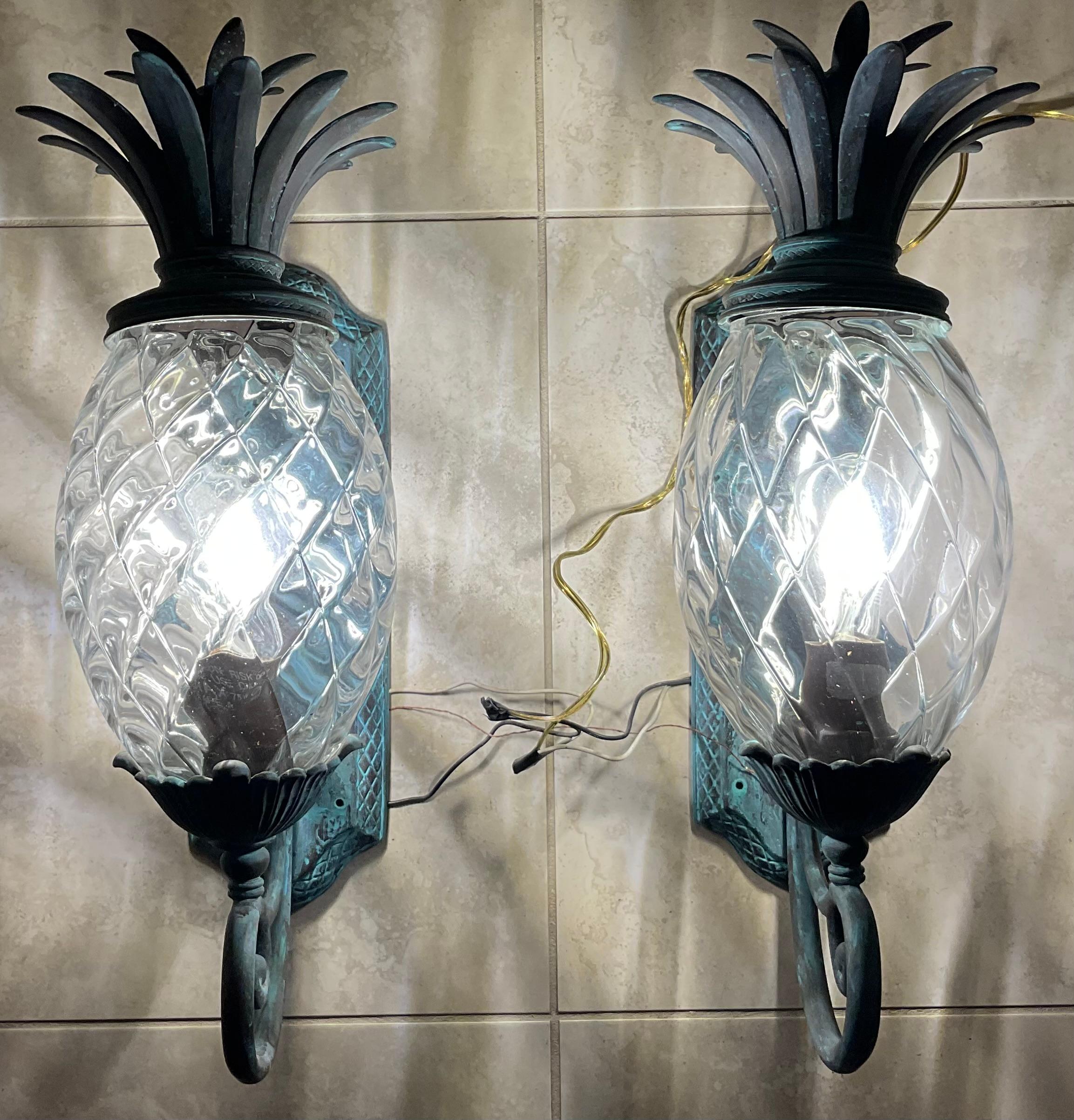 Fatto a mano Coppia di ananas d'epoca in bronzo e ottone - Eleganza tropicale in vendita