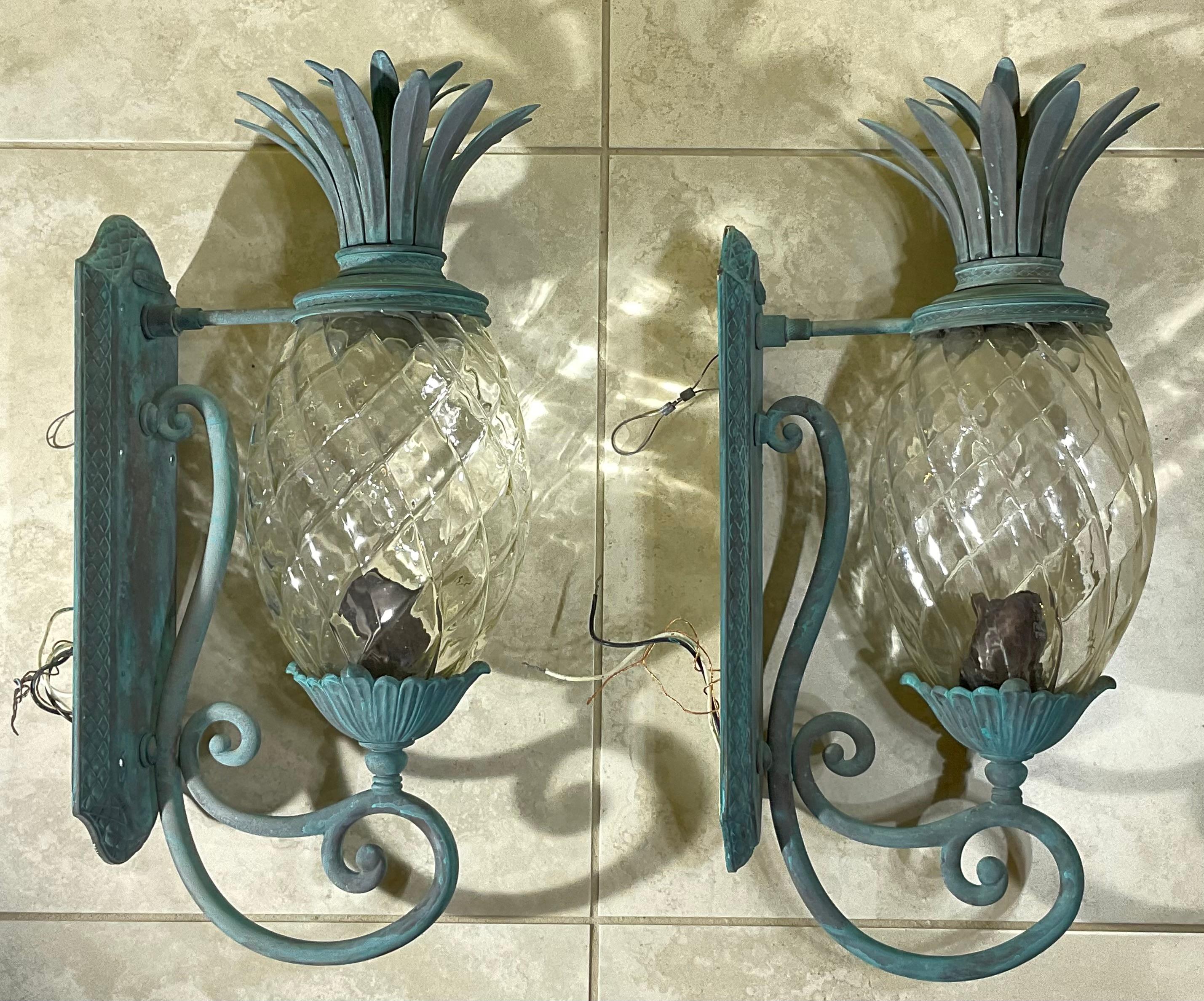 XX secolo Coppia di ananas d'epoca in bronzo e ottone - Eleganza tropicale in vendita