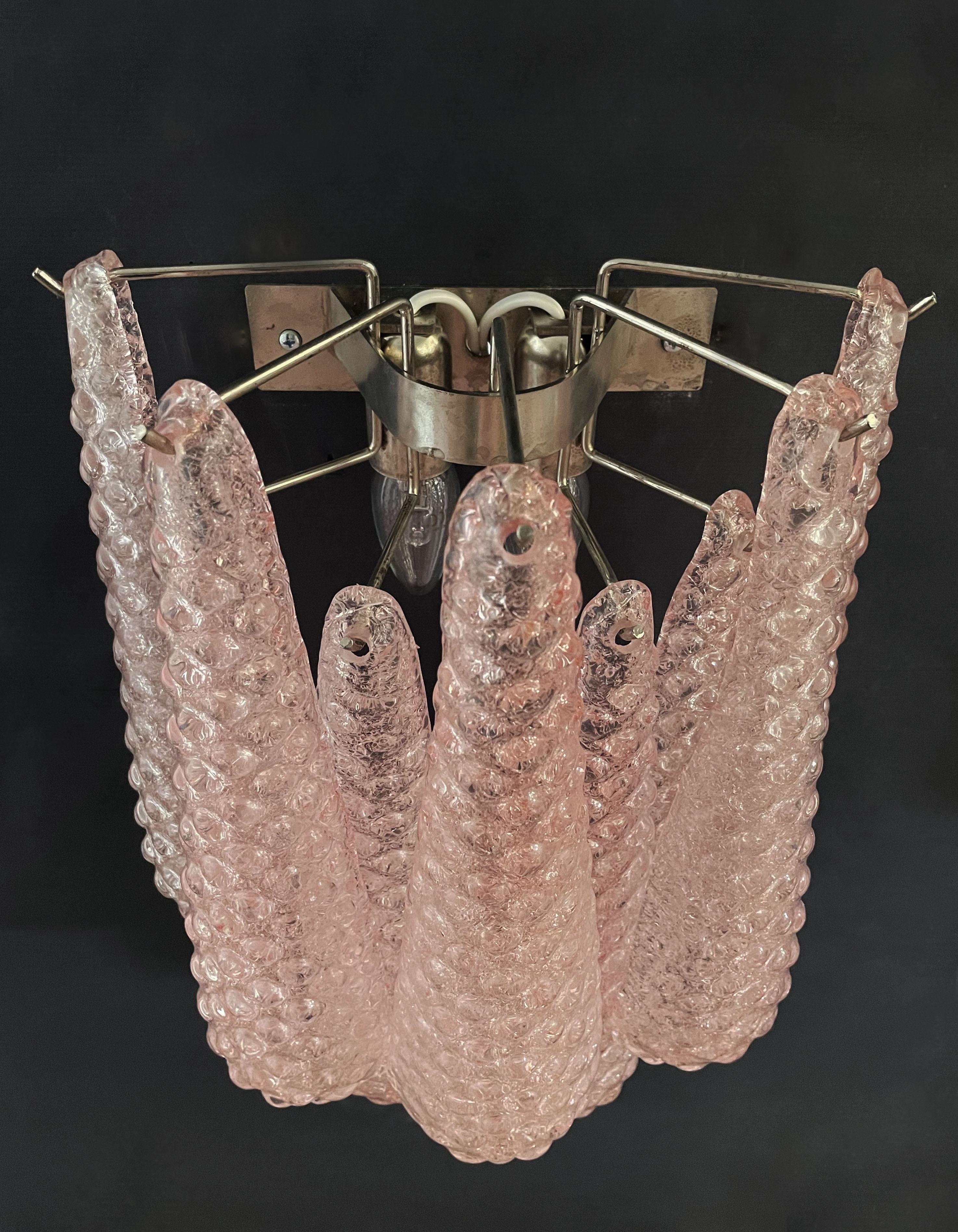 Fantastisches Paar von Vintage Murano Wandleuchte von 10 rosa Glasblüten (transparentem Kristall, glatt außen, mit Kristallpulver und dann rau innen) in einem Chromrahmen gemacht.
Zeitraum: Ende des XX. Jahrhunderts
Abmessungen: 17,70 Zoll Höhe (45