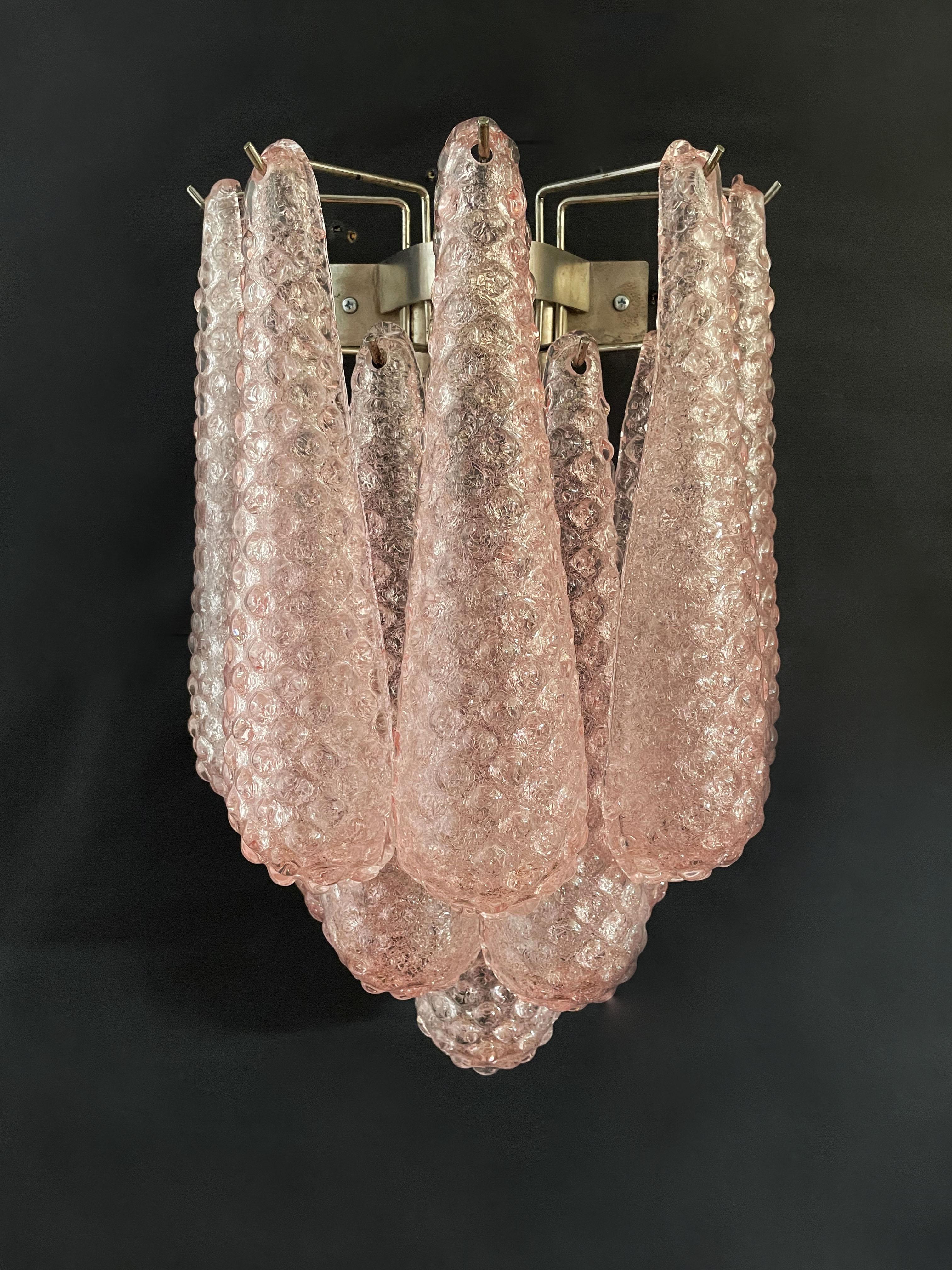 Paar rosa Vintage-Wandleuchter aus Glas mit Blütenblatt-Tropfen (Italienisch) im Angebot