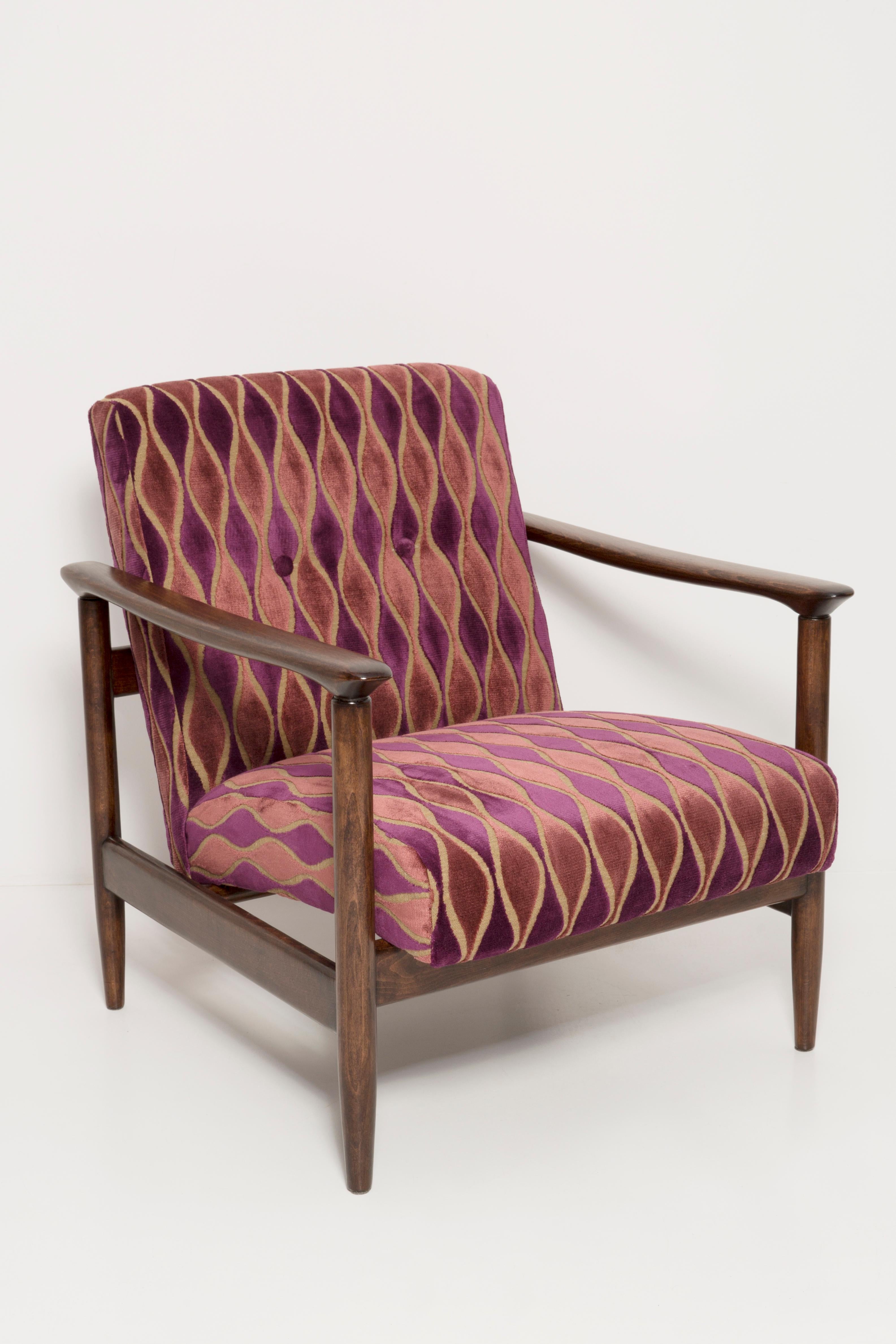 Magnifiques fauteuils et tabourets en velours rose GFM-142, conçus par Edmund Homa, architecte polonais, concepteur de Design/One Arts et d'architecture d'intérieur, professeur à l'Académie des Beaux-Arts de Gdansk. 

Le fauteuil a été fabriqué