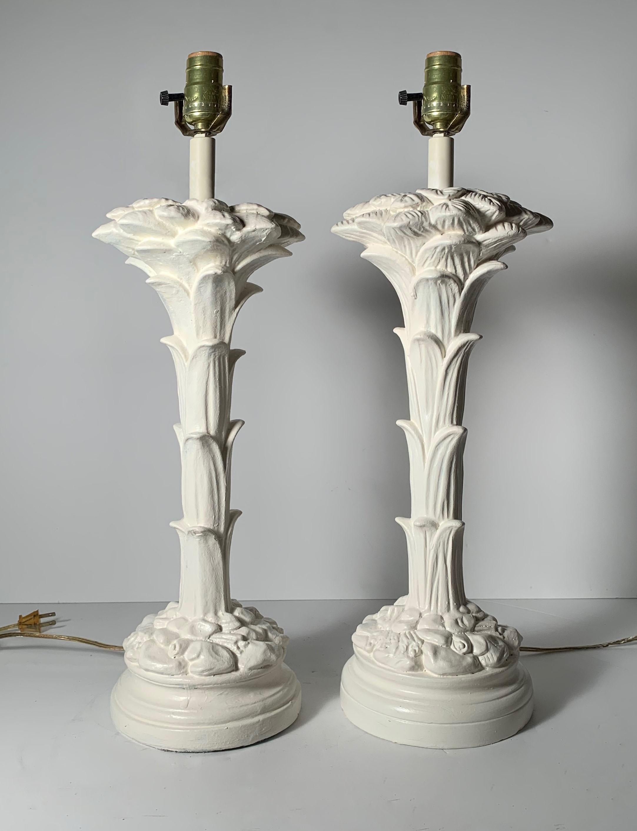 Paire de lampes en plâtre vintage attribuées à Chapman. Les moulages et la taille sont légèrement différents mais fonctionnent toujours très bien en tant que paire. Récemment repeint. Il faut les recâbler et les équiper de la même façon. Peut être