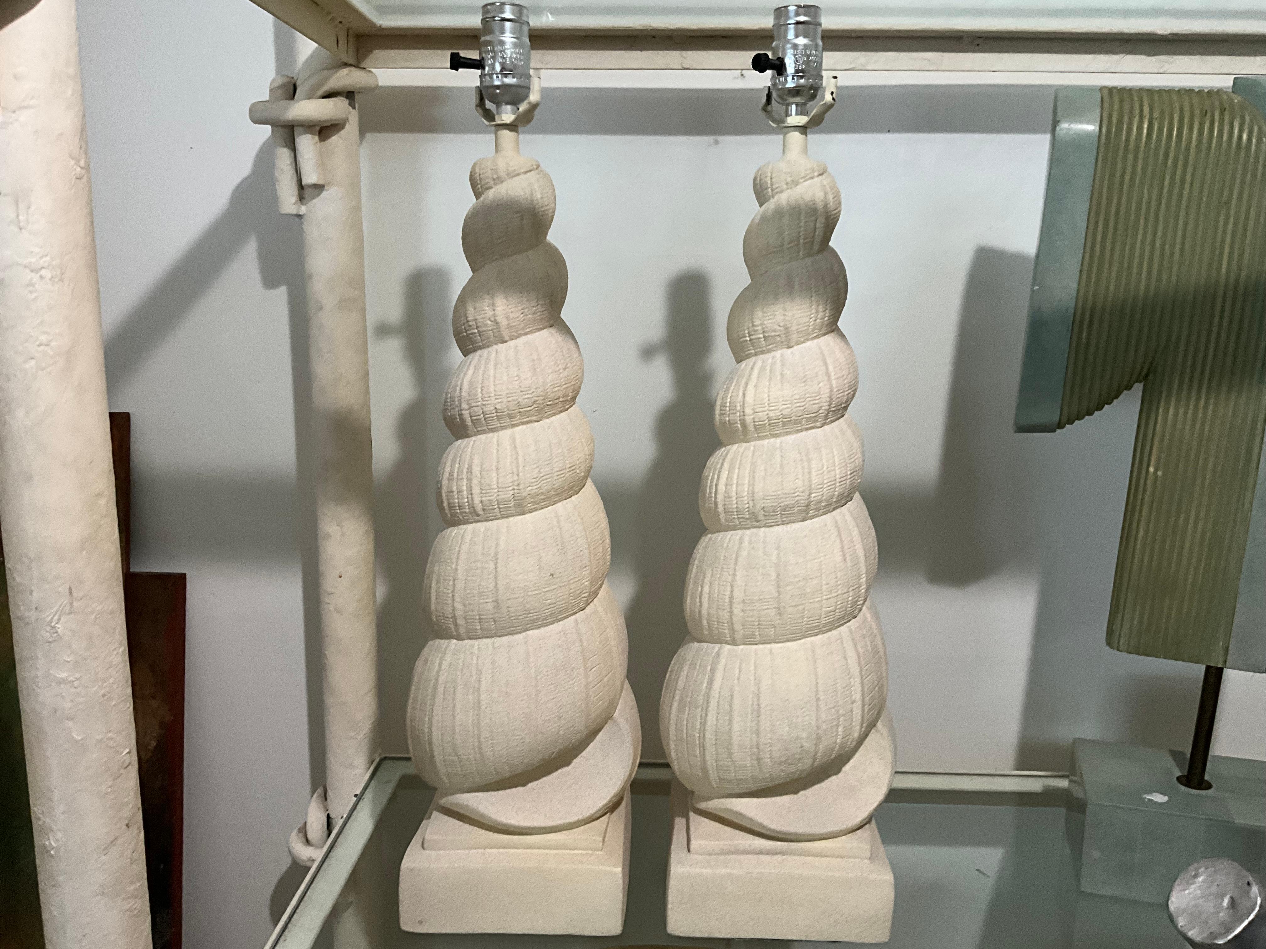 Paire de lampes vintage en plâtre avec coquillages, 1970 Organic Modern Coastal Style Bon état - En vente à West Palm Beach, US