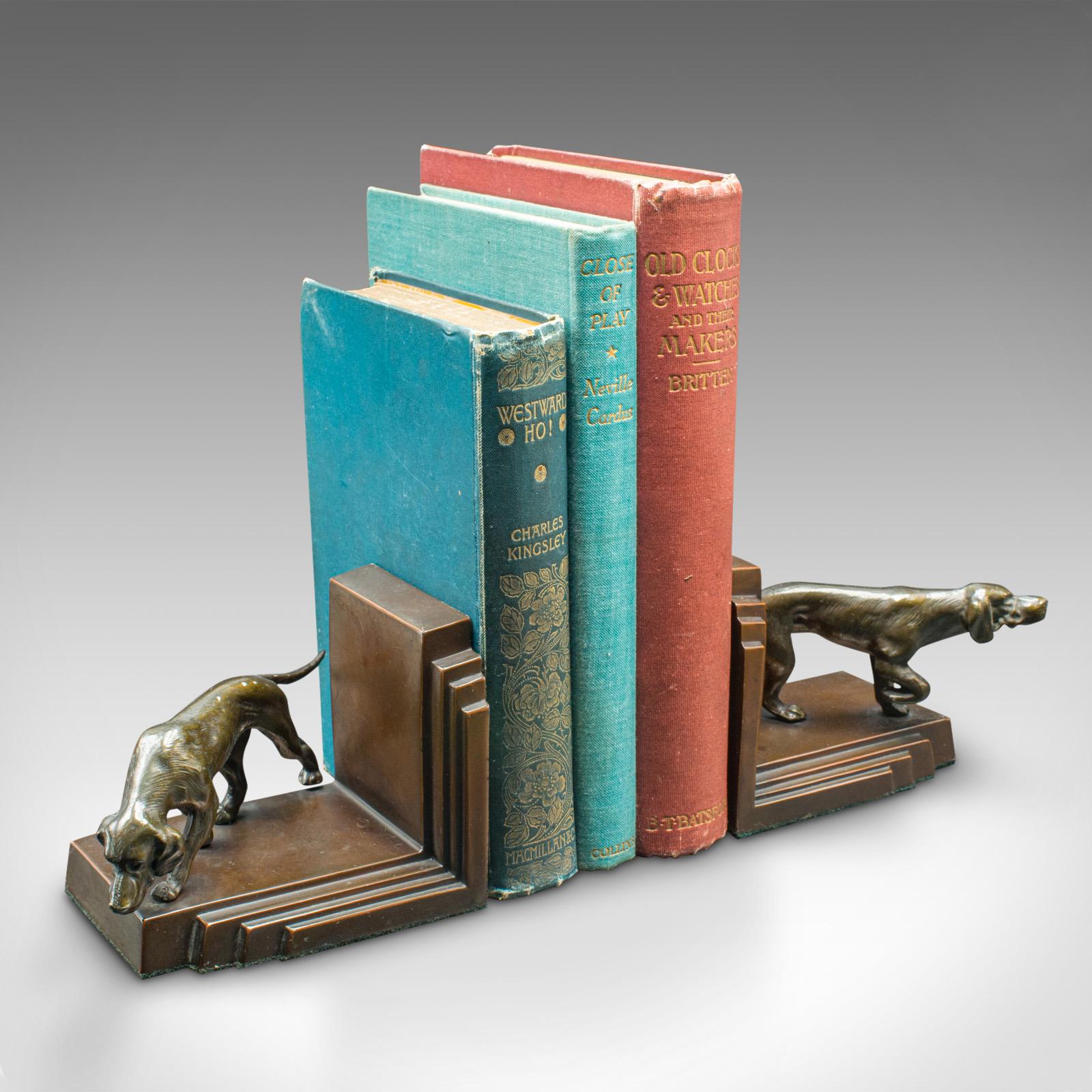 Coppia di fermalibri Pointer d'epoca, bronzo francese, figura di cane, poggia libri, Art Deco in vendita 4