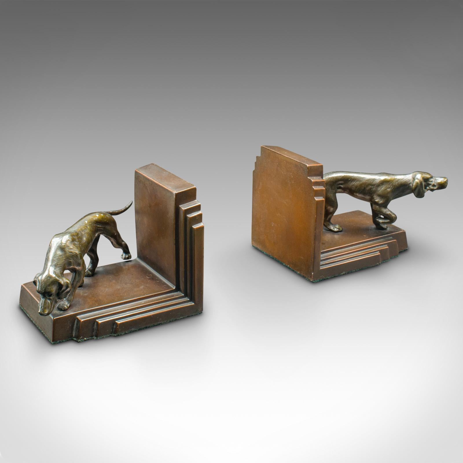 Si tratta di una coppia di fermalibri Pointer vintage. Poggia libri francese con figura di cane in bronzo, risalente al periodo Art Déco, circa 1930.

Affascinanti stand in stile Art Deco con affascinanti figure di Pointer
Mostra una patina