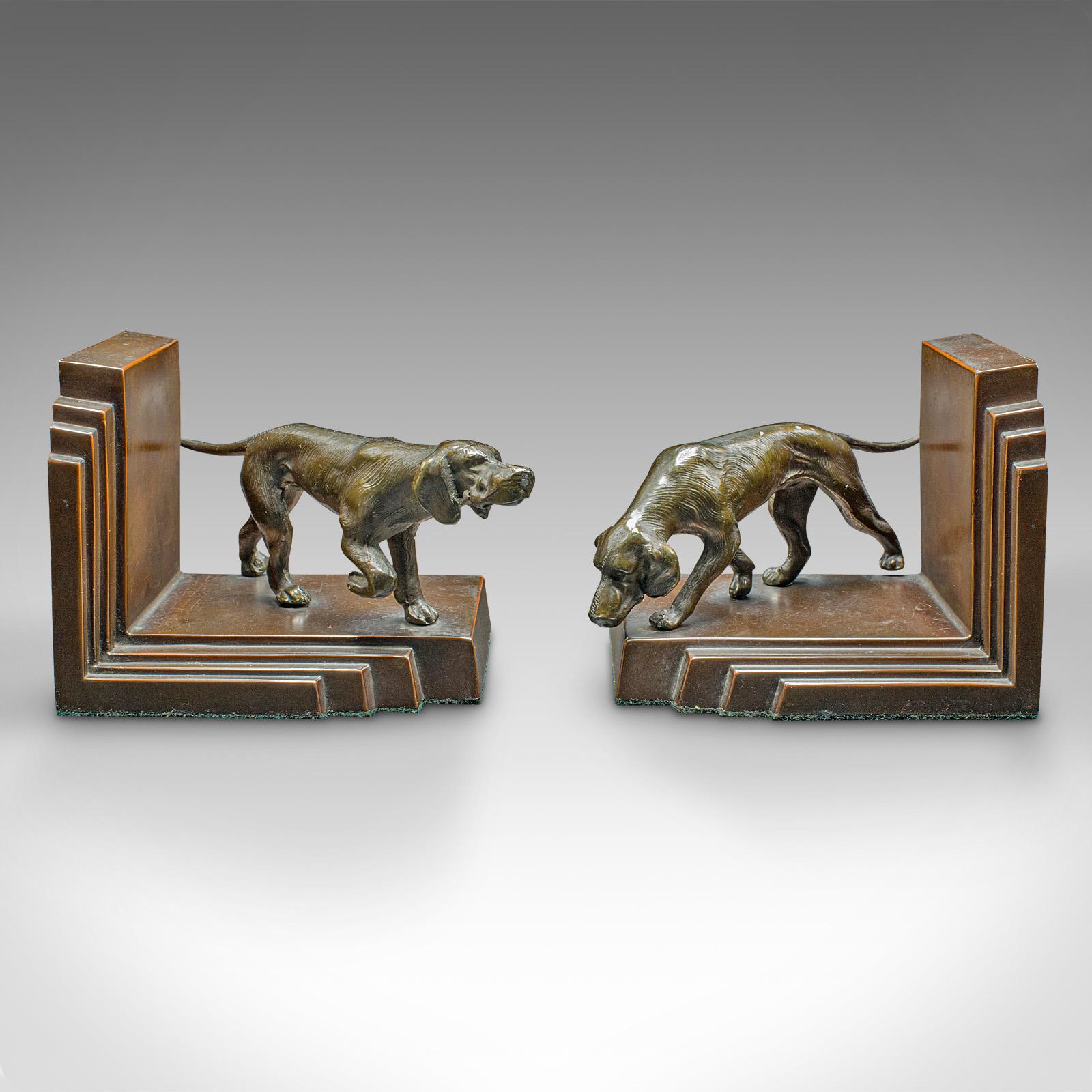 Francese Coppia di fermalibri Pointer d'epoca, bronzo francese, figura di cane, poggia libri, Art Deco in vendita