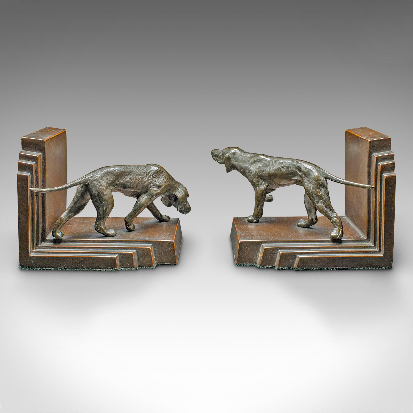 Metà XX secolo Coppia di fermalibri Pointer d'epoca, bronzo francese, figura di cane, poggia libri, Art Deco in vendita