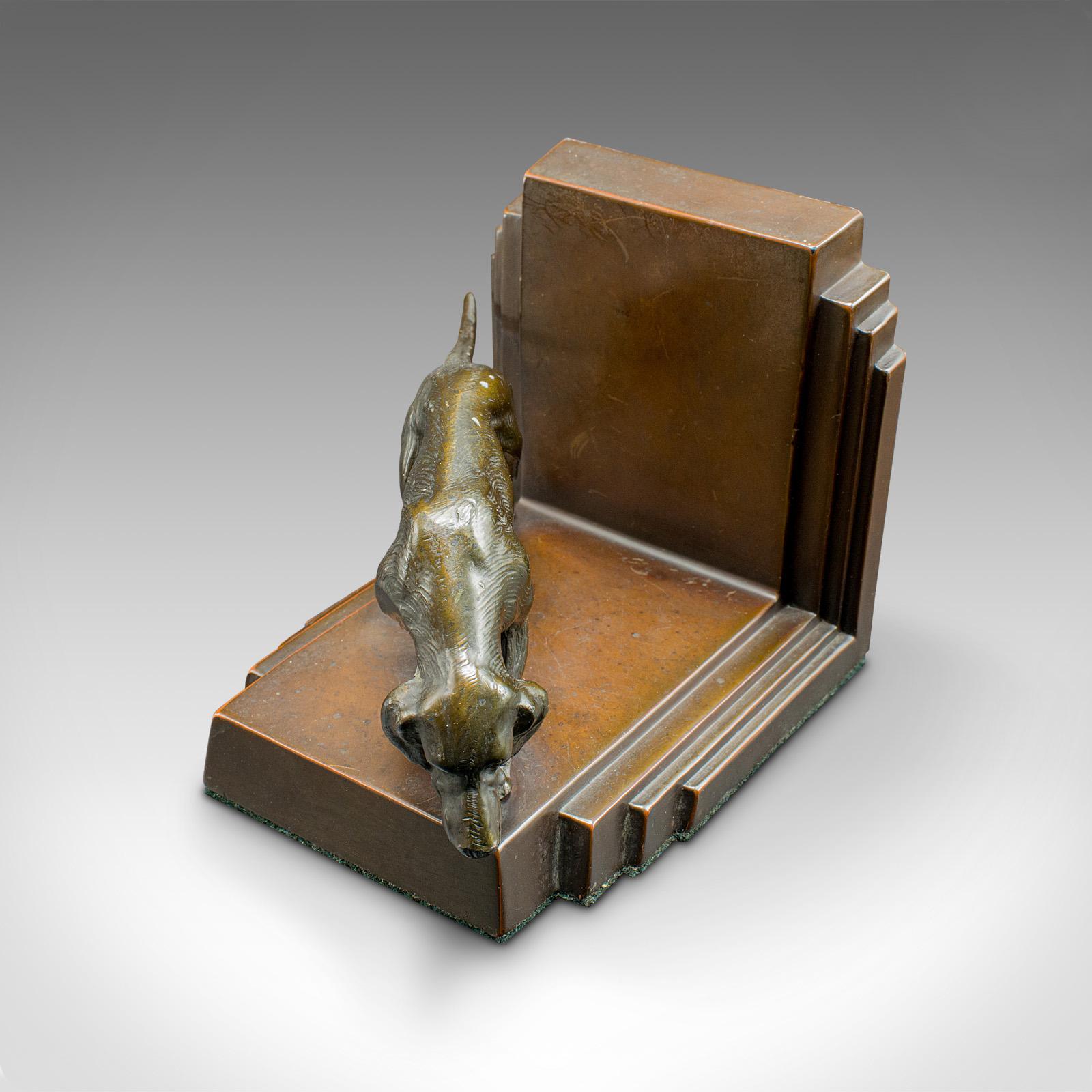 Coppia di fermalibri Pointer d'epoca, bronzo francese, figura di cane, poggia libri, Art Deco in vendita 1