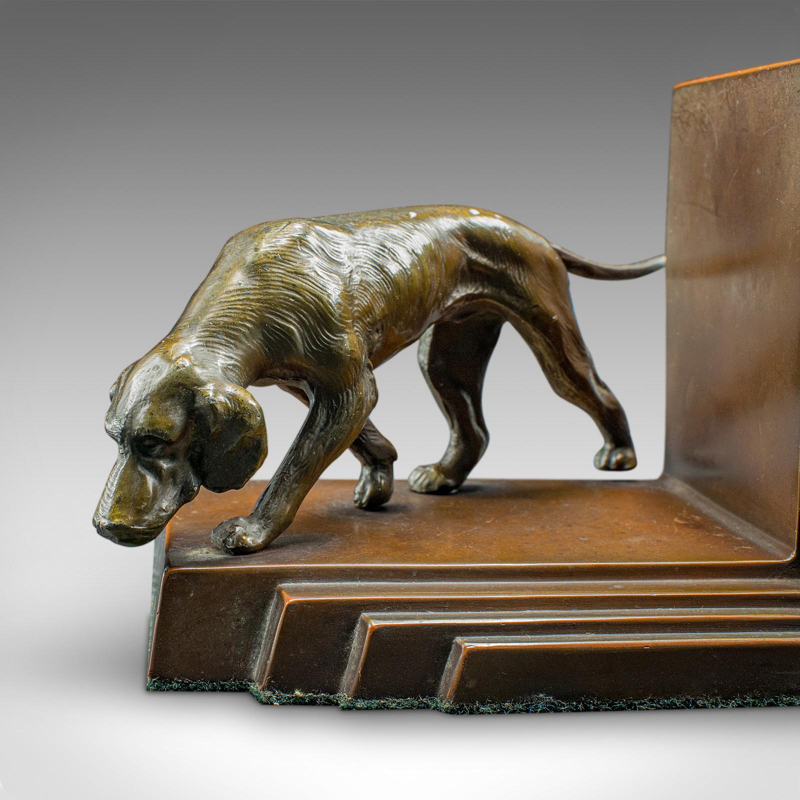 Coppia di fermalibri Pointer d'epoca, bronzo francese, figura di cane, poggia libri, Art Deco in vendita 2