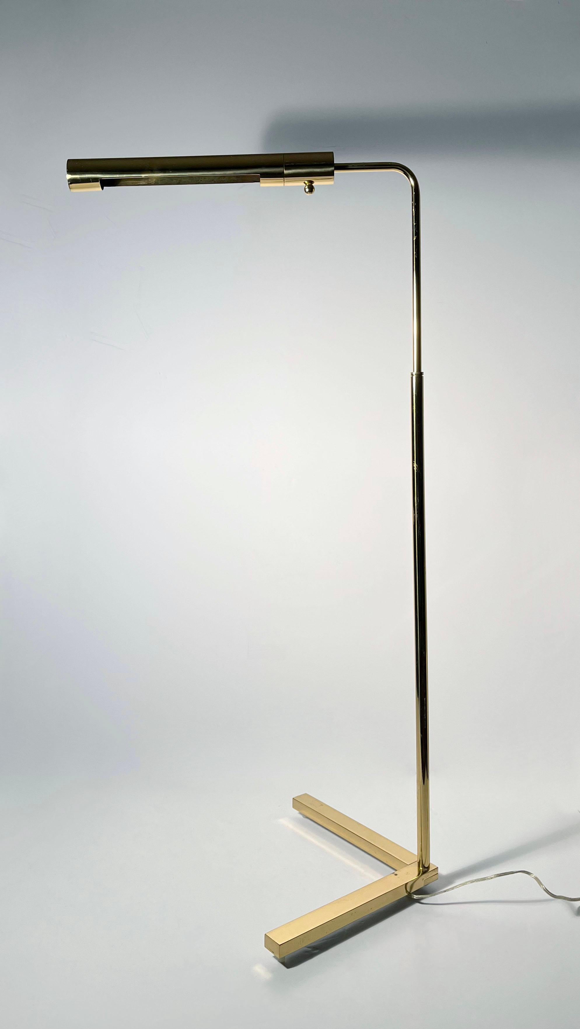 Paire de lampadaires de lecture vintage en laiton poli.  Très belle articulation sur la base. Lampe de haute qualité, bien construite. Réglable en hauteur et en rotation. 

4 disponibles en laiton poli. 2 disponibles en laiton mat / bronze. 