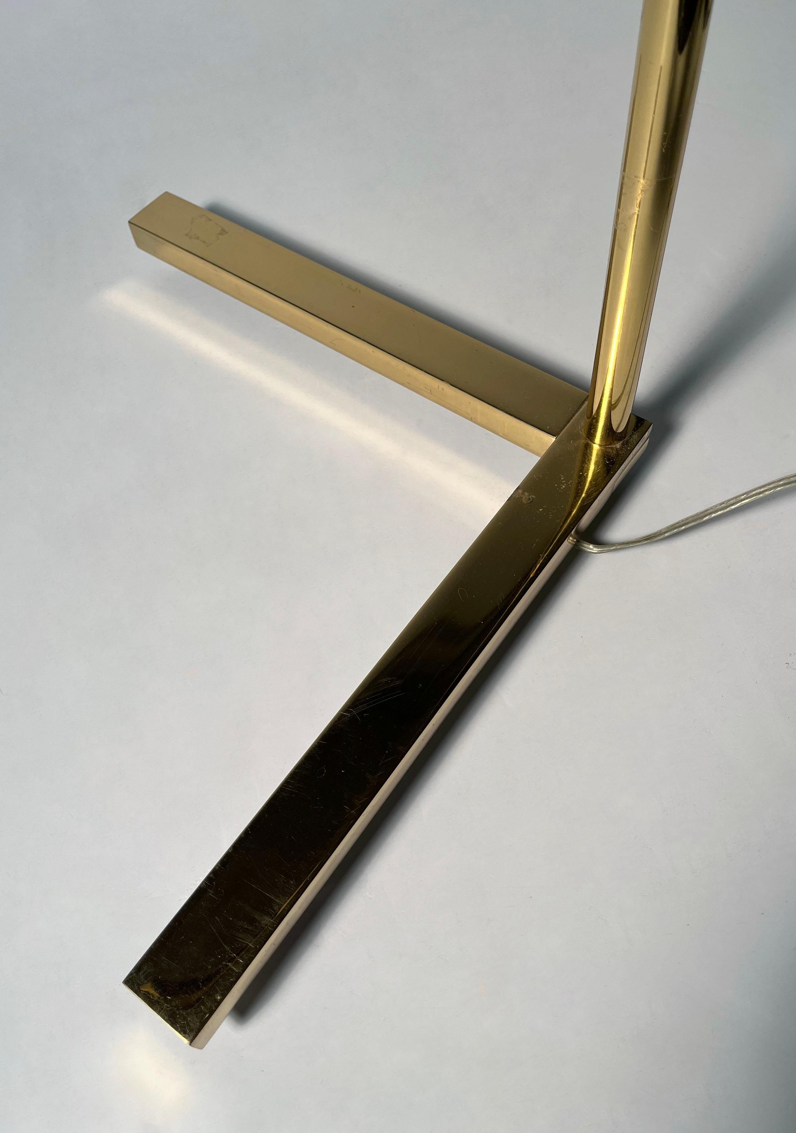 Mid-Century Modern Paire de lampadaires de lecture / de goût vintage en laiton poli par Casella en vente