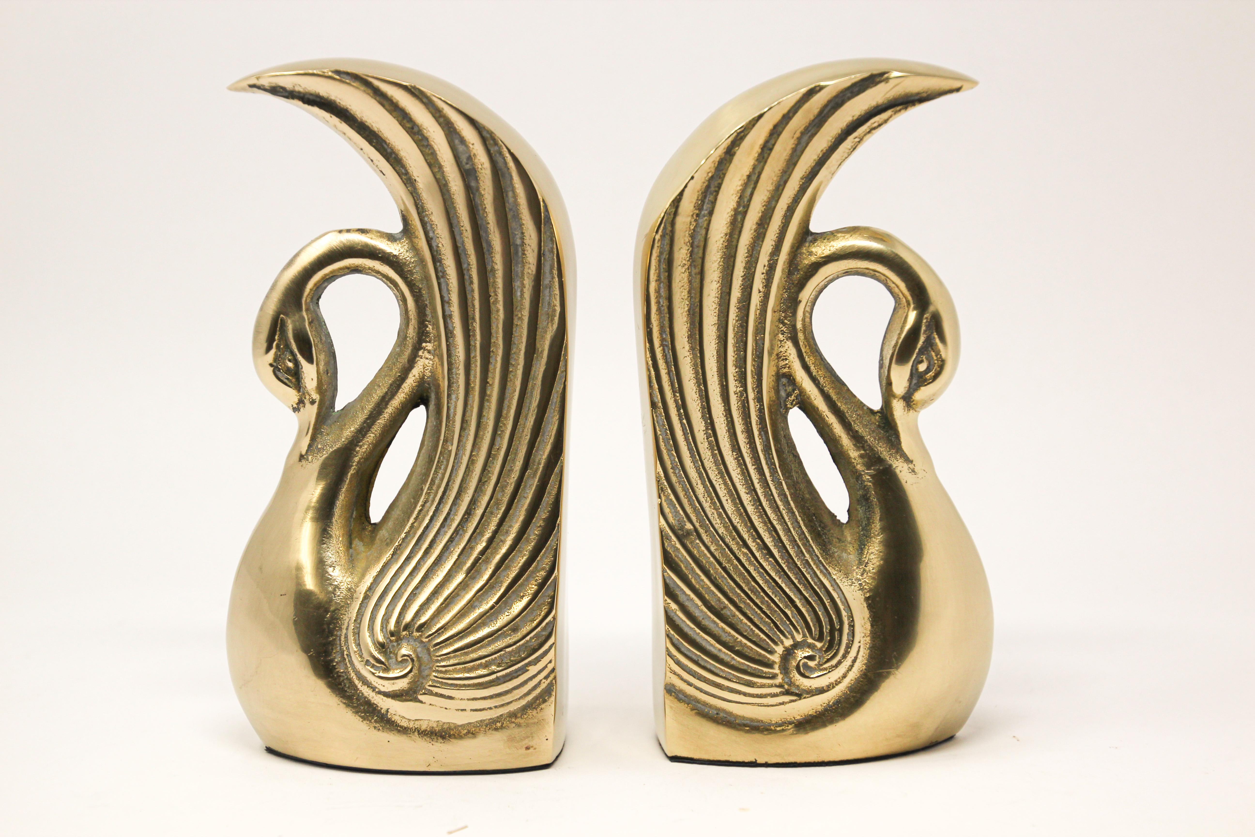 Vintage pair of polished cast brass Art Deco Swan bookends, circa 1950.
Pair of midcentury vintage cast metal polished decorative brass swan bookends in Sarried style.
Very sturdy and heavy.
Great for holding up books on a bookshelf or as paper