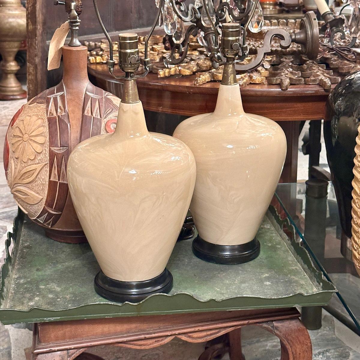 Paire de lampes en porcelaine italienne des années 1960.

Mesures :
Hauteur du corps : 16