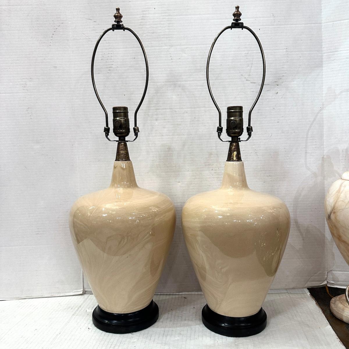 Paire de lampes vintage en porcelaine Bon état - En vente à New York, NY