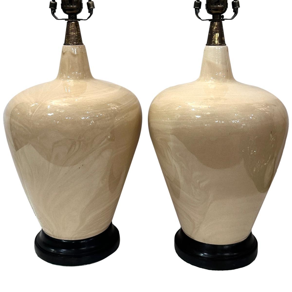 Milieu du XXe siècle Paire de lampes vintage en porcelaine en vente