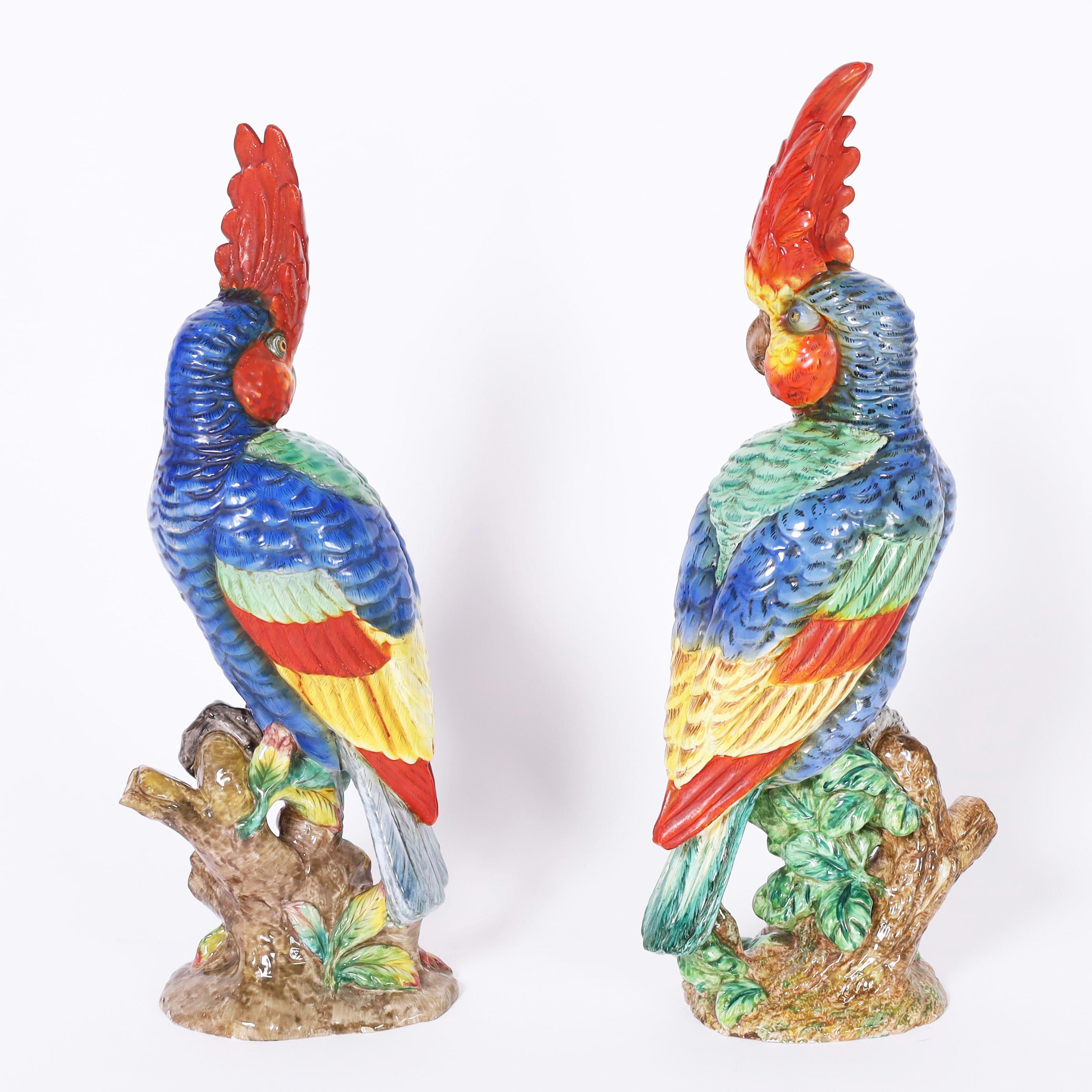 Auffallendes Paar lebensgroßer Porzellan-Papageien auf Baumstämmen, handdekoriert mit lebhaften tropischen Farben und signiert Zaccognini auf der Unterseite.

Links: H: 21,5 B: 8 T: 6
Rechts: H: 22,5 B: 9 T: 6