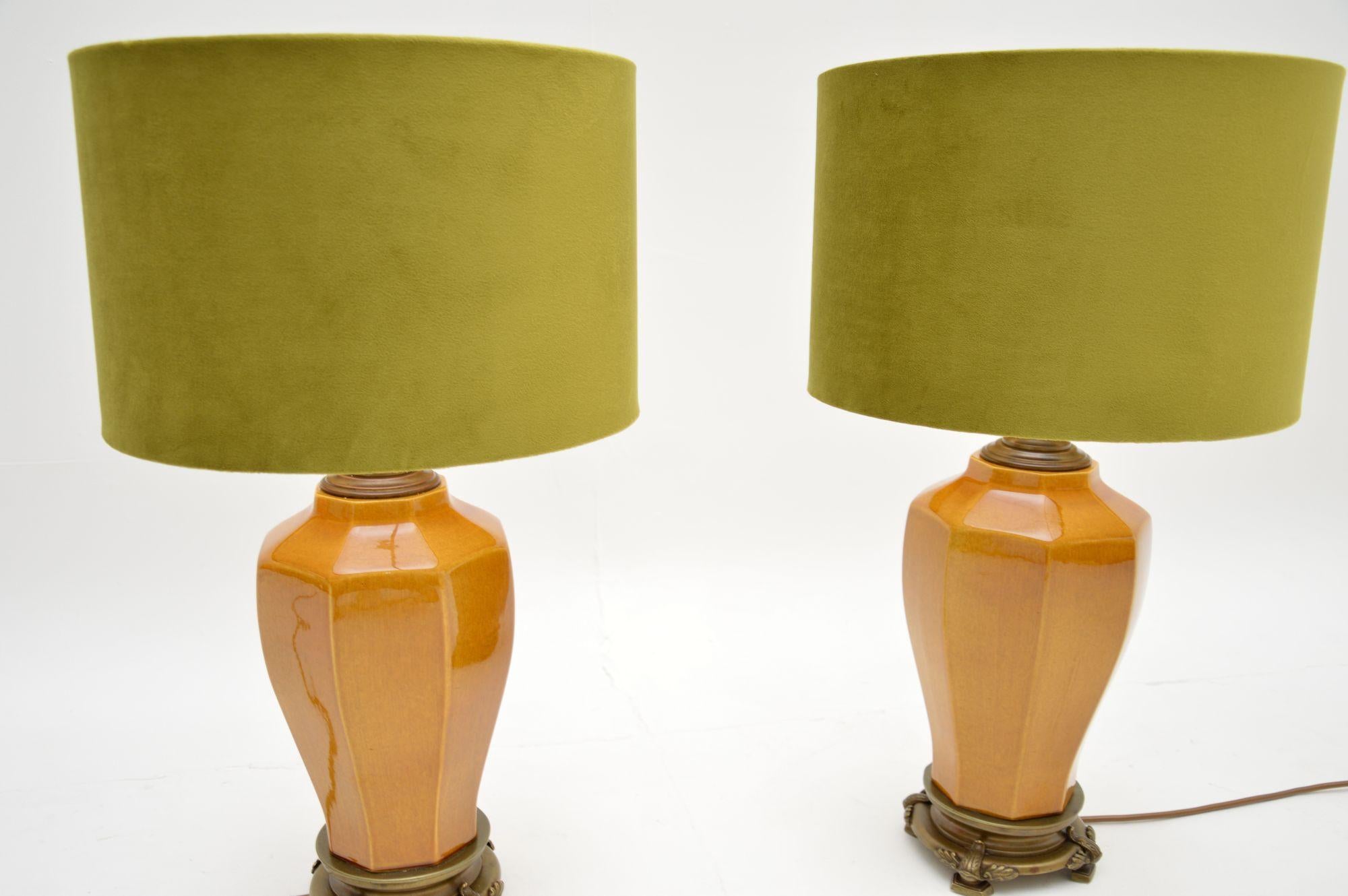 Néoclassique Paire de lampes de bureau vintage en porcelaine en vente