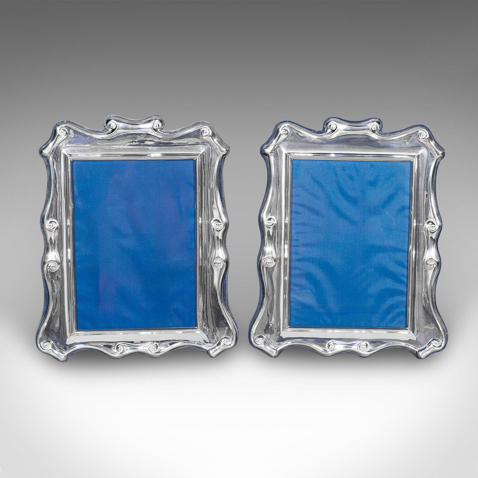 Si tratta di una coppia di cornici vintage. Un espositore per foto 5x7 inglese, placcato in argento, risalente al periodo Art Deco, circa 1930. Un'affascinante coppia di montature dall'aspetto di qualità e dal profilo utile.

Finitura argentata di