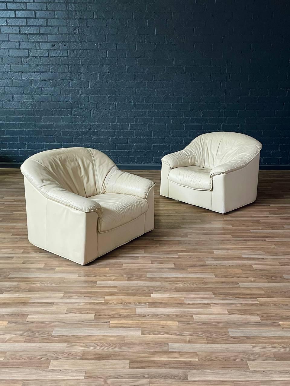 Condition: Original Vintage Condition

Designer: Natuzzi Salotti
Manufacturer: Natuzzi Salotti
Materials: Italian Leather 