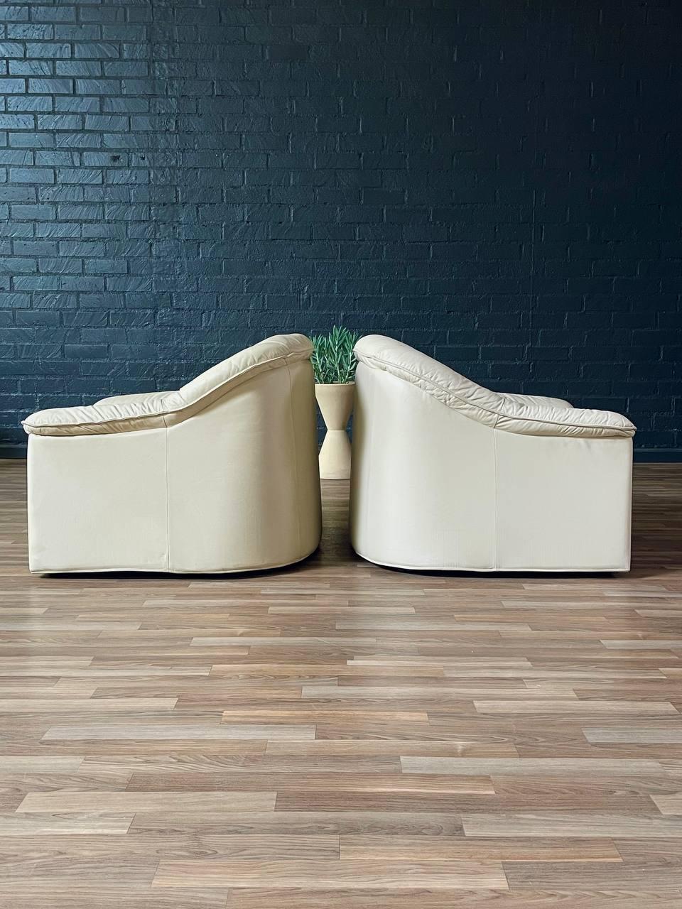 Pair of Vintage Post Modern Italian Leather Lounge Chairs by Natuzzi Salotti In Good Condition In Los Angeles, CA