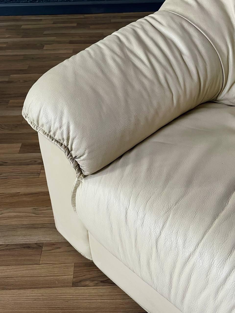 Pair of Vintage Post Modern Italian Leather Lounge Chairs by Natuzzi Salotti 4