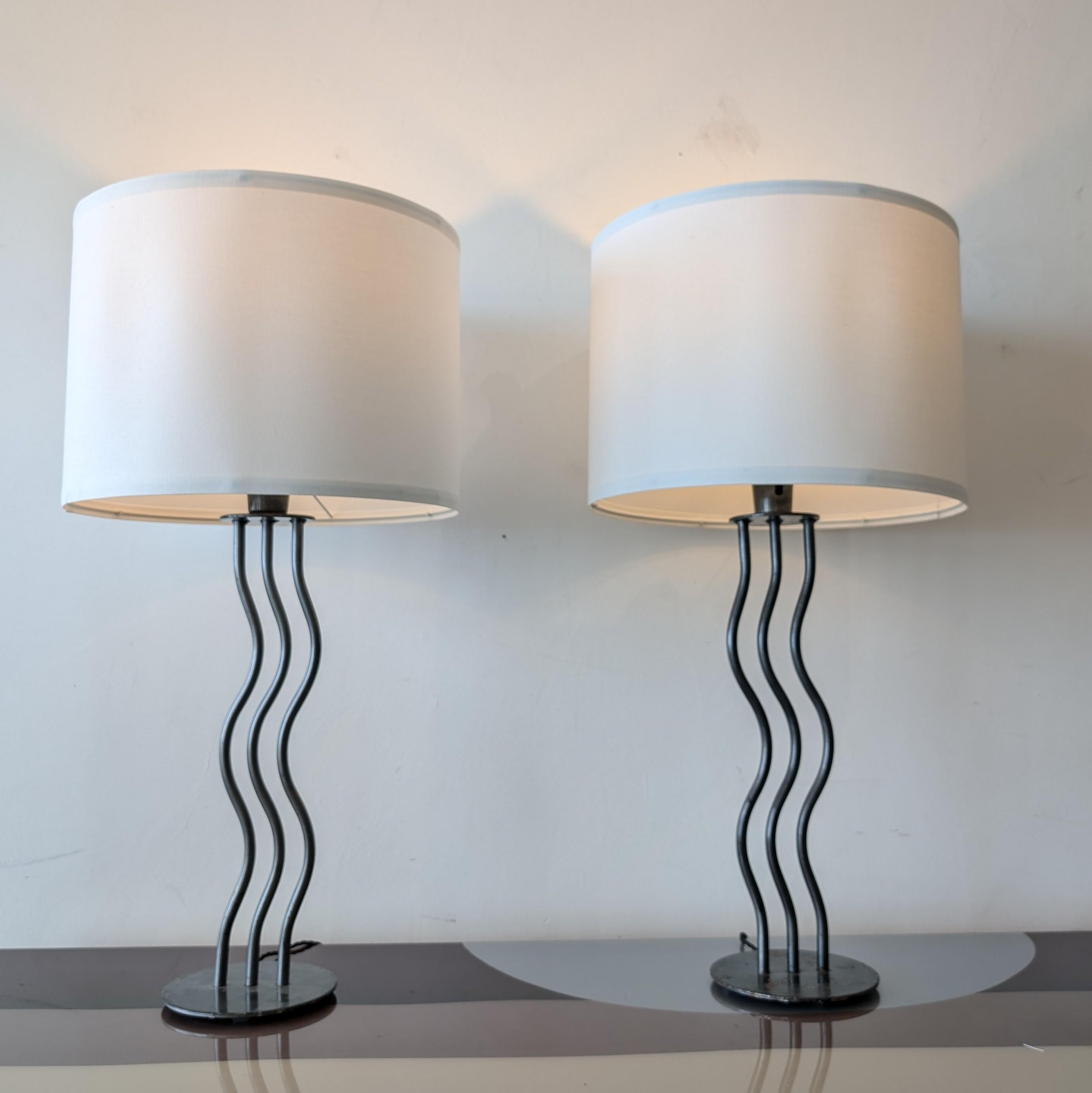 Pair of postmodern 1980s American black steel wiggle lamps. Newly rewired with braided cord.
Some age-related wear to bases

Dimensions: height to top of bulb holder 57cm, height to top of shade 81cm, diameter of shade 42cm, diameter of base 18cm