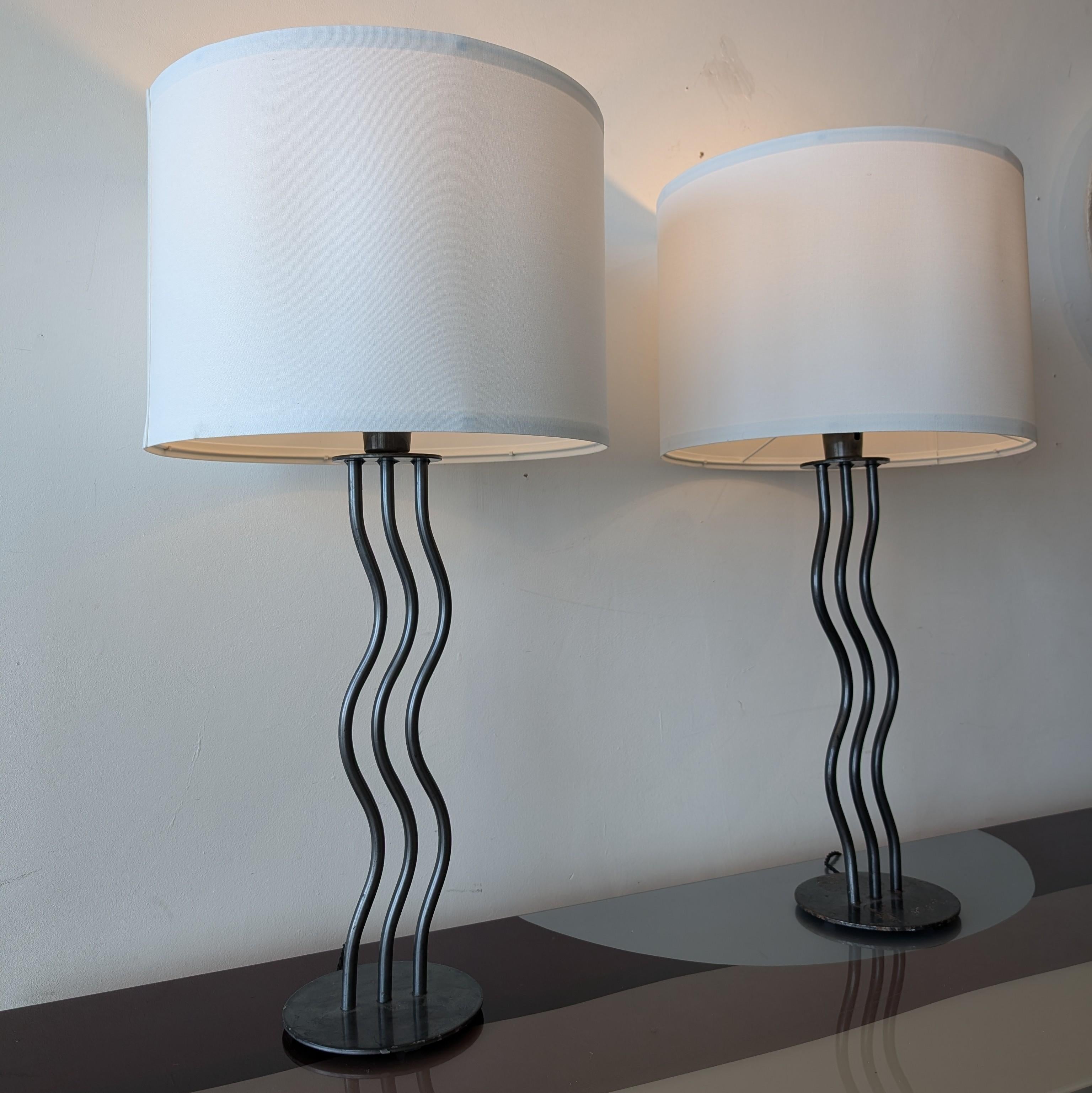 Post-Modern Pair of vintage postmodern 1980s American black steel wiggle lamps For Sale