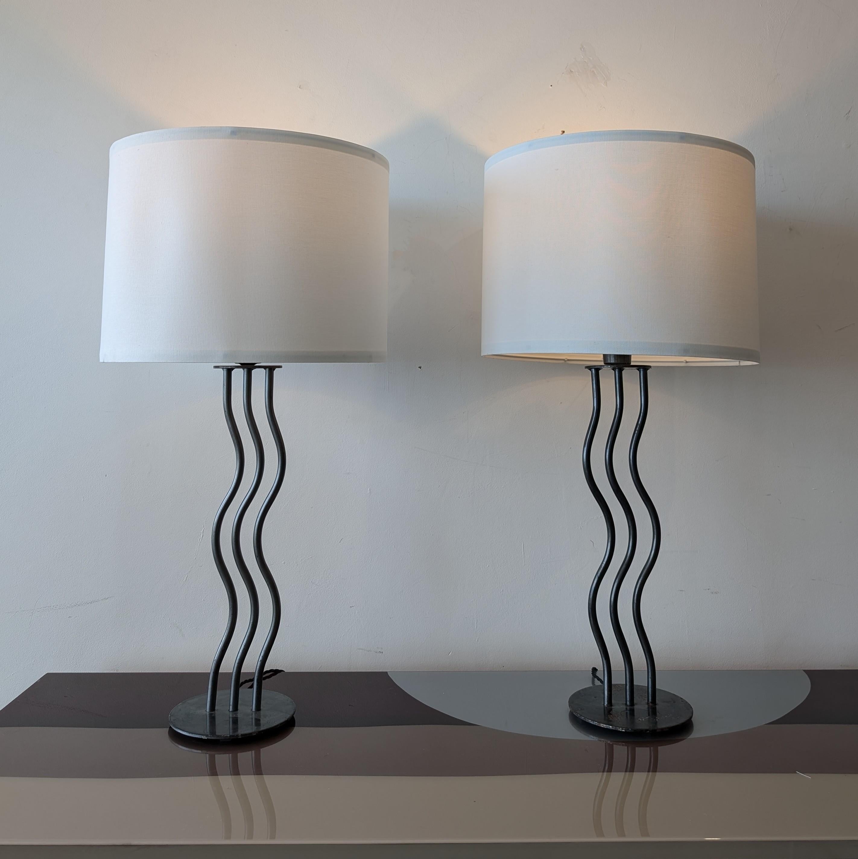 Pair of vintage postmodern 1980s American black steel wiggle lamps In Good Condition For Sale In Hastings, GB