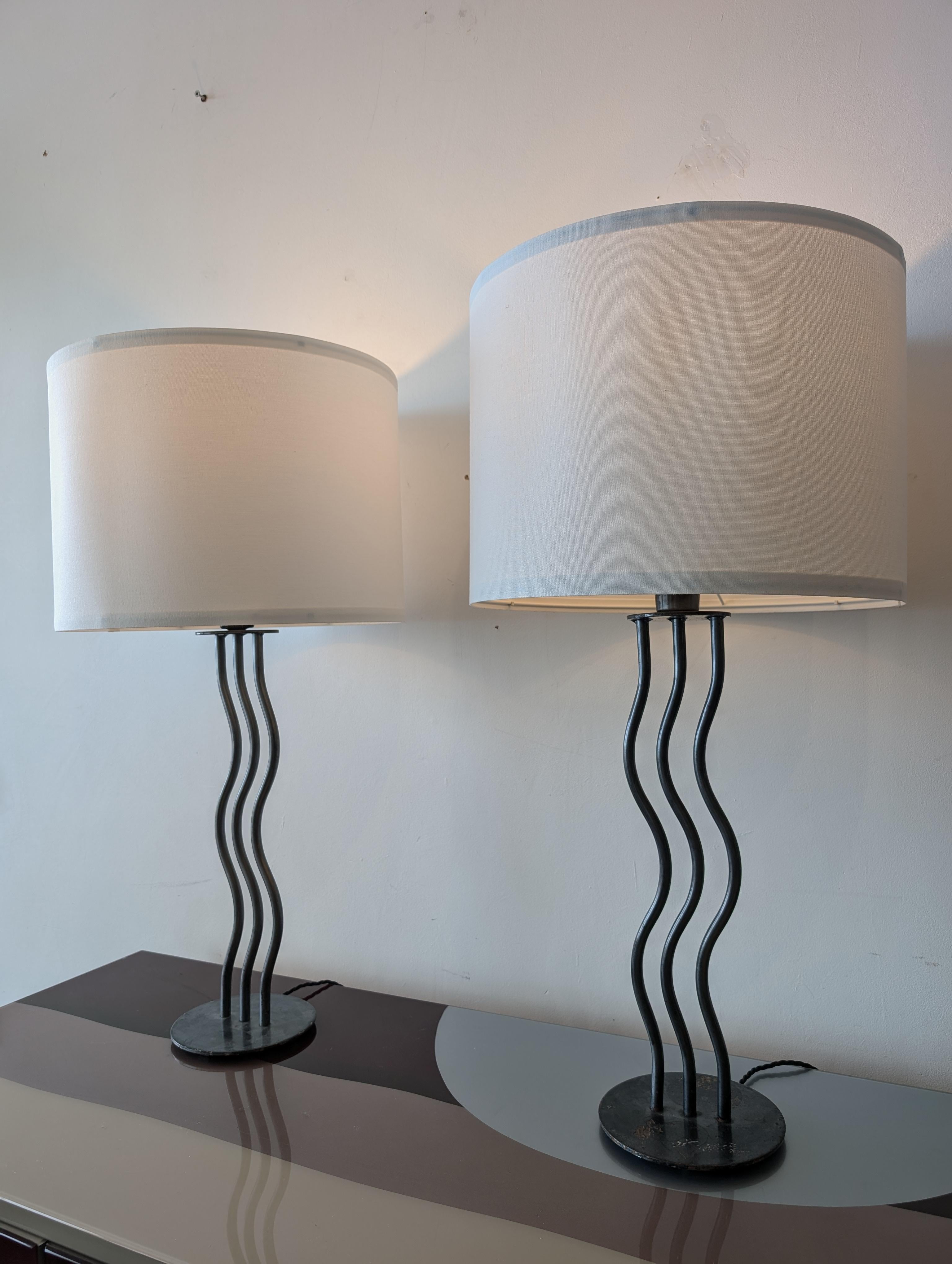20th Century Pair of vintage postmodern 1980s American black steel wiggle lamps For Sale